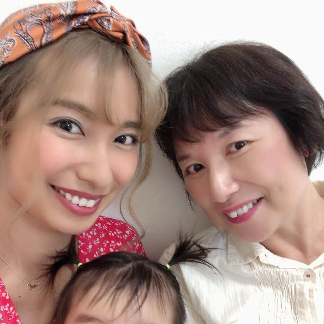 エマ中岡優姫さんのインスタグラム写真 - (エマ中岡優姫Instagram)「子連れ旅👶 withおばあちゃん😚 1週間旅に出ました！  とりあえず疲れた🤣 でも友達にも会えたし ルンルン💗 またゆっくり 更新してこーっと★  息子もこの旅で すごく成長して お父さん（おじいちゃん）が びっくりしてた！ お父さんは留守番でしたw  今日はしーーーーっかり 寝ようっと🤣👏 #エマゆん国内シリーズ  #7ヶ月ベビー  #美容院  #インナーカラー  #金髪  #サニ坊とエママの旅  #trip  #男の子ママ  #息子の成長」5月29日 17時36分 - emma__yun