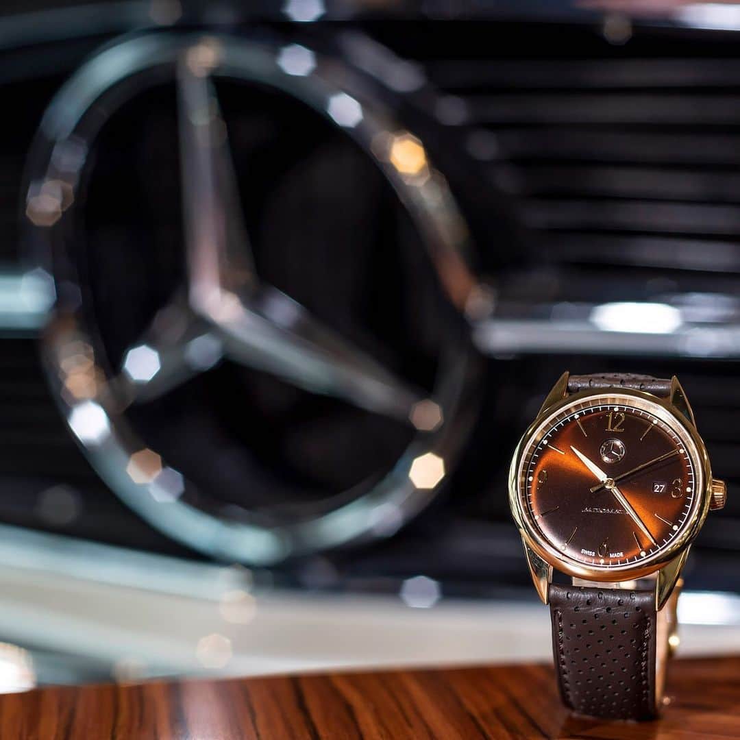 メルセデス・ベンツさんのインスタグラム写真 - (メルセデス・ベンツInstagram)「Elegant design for every occasion – the men's Classic Automatic watch  inspires by its elaborate workmanship. Tap the shopping badge to get it! . . #MercedesBenz #MBshopping #Accessories #TheBestOrNothing」5月29日 17時40分 - mercedesbenz