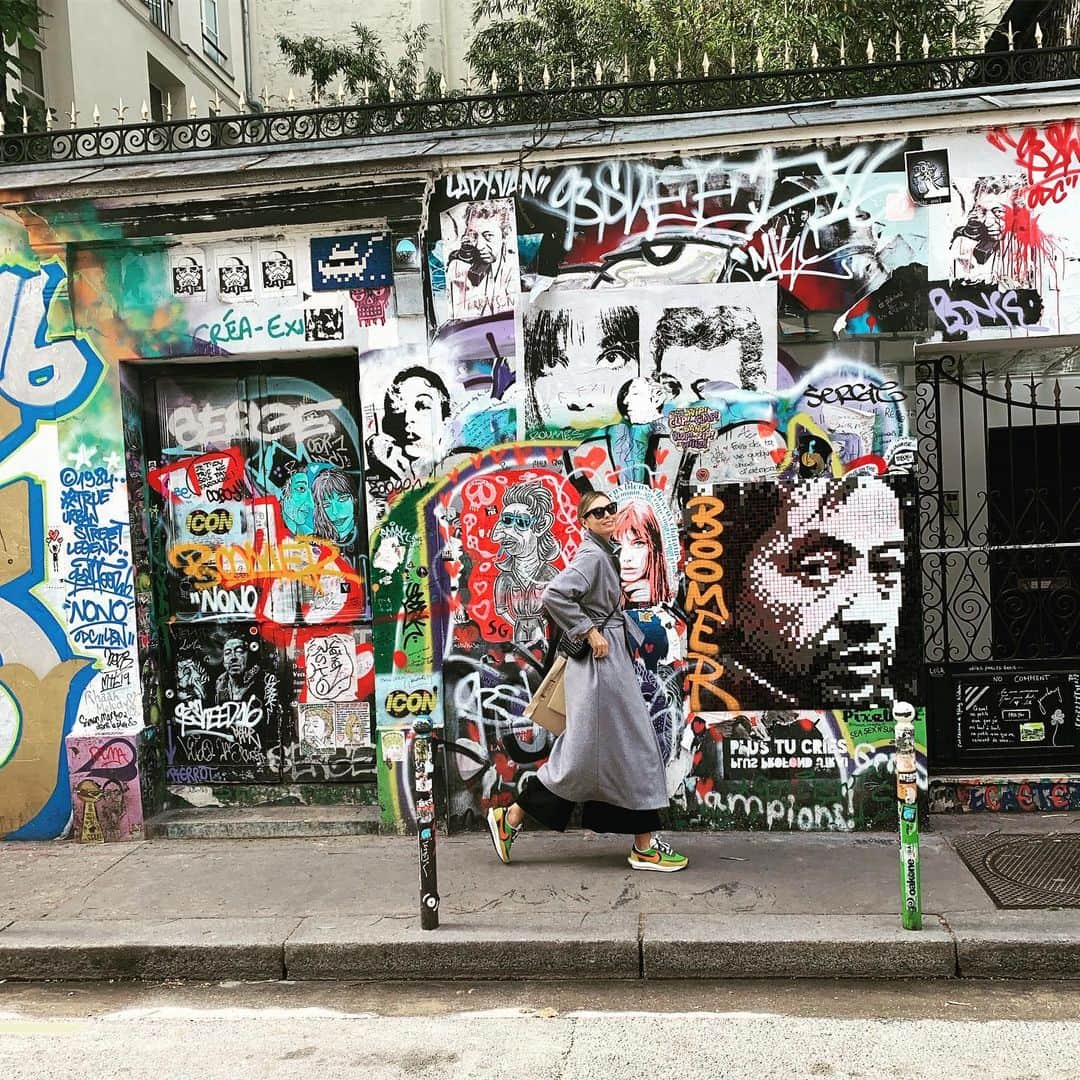 マリア・シャラポワのインスタグラム：「The @sacaiofficial X @nike shoe colab was meant for this Parisian wall 👋🏼」
