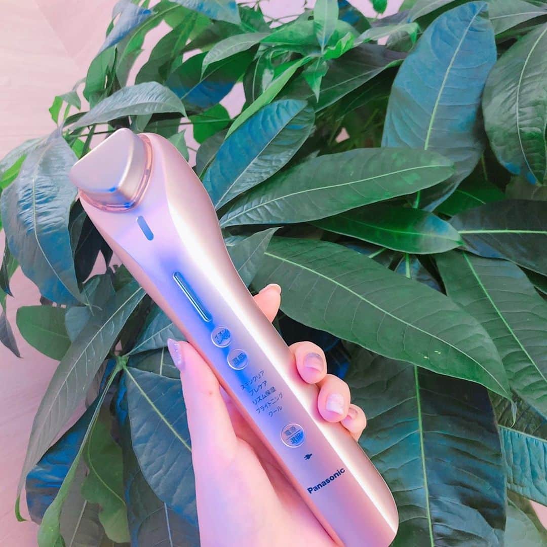 山田あかりさんのインスタグラム写真 - (山田あかりInstagram)「パナソニックさんの﻿ 美顔器 イオンエフェクター レクチャー会に参加してきたよ❤﻿ ﻿ ﻿ レクチャー会では、実際に使ってみてパックの上から出来ることを知っていつものお手入れにすこしプラスするだけで美肌になれるのが感動した.｡ﾟ+.(･∀･)ﾟ+﻿ ﻿ モードは5つあって、﻿ ﻿ 余分な汚れをとってくれる﻿ ✨スキンクリアモード﻿ ﻿ ﻿ 高分子の浸透を高めたい時に﻿ ✨プレケアモード﻿ ﻿ 化粧品のビタミンCを角質層まで届けてくれる﻿ ✨ブライトニングモード﻿ ﻿ 引き締めてくれる﻿ ✨クールモード﻿ ﻿ があるよ✩.*˚﻿ ﻿ スキンクリアモードで小鼻をクルクルするとツルツルになるの(๑o̴̶̷᷄﹏o̴̶̷̥᷅๑)﻿ ﻿ 小鼻の悩みってなかなかつきないから、家でもそろそろザラザラしてきたなーっておもったら使うようにしてるよ☺️﻿ ﻿ あとは、普段お風呂上がりにルルパックしてるんだけど、パックしながらプレケアモード→ブライトニングモード→クールモードでお手入れするとお肌がもちもちになって次の日化粧ノリが全然ちがうからぜひ使ってみて欲しい！❤﻿ ﻿ パナソニック様のプロモーションに参加中だよ(*ˊ˘ˋ*)｡♪:*°﻿ ﻿ #パナソニック #美顔器 #美肌 #panasonic #美肌 #美容好きな人と繋がりたい #美容マニア #角質層 #小鼻 #肌のお手入れ #お肌 #お肌ケア #肌ケア #赤ちゃん肌 #ツルツル肌 #ツルツル #イオンエフェクター #もちもち肌 #ザラザラ肌 #ばいばい  #美肌になりたい #美肌ケア #美肌レシピ #美肌になりたい #いいね返しは絶対 #いいねした人で気になった人フォロー #いいね返し」5月29日 17時49分 - akari030201