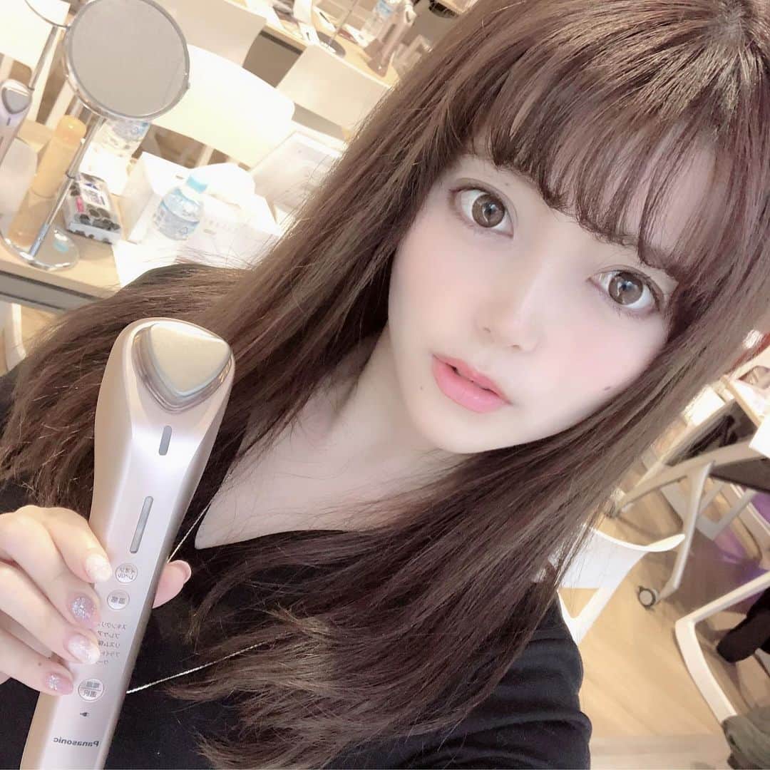 山田あかりさんのインスタグラム写真 - (山田あかりInstagram)「パナソニックさんの﻿ 美顔器 イオンエフェクター レクチャー会に参加してきたよ❤﻿ ﻿ ﻿ レクチャー会では、実際に使ってみてパックの上から出来ることを知っていつものお手入れにすこしプラスするだけで美肌になれるのが感動した.｡ﾟ+.(･∀･)ﾟ+﻿ ﻿ モードは5つあって、﻿ ﻿ 余分な汚れをとってくれる﻿ ✨スキンクリアモード﻿ ﻿ ﻿ 高分子の浸透を高めたい時に﻿ ✨プレケアモード﻿ ﻿ 化粧品のビタミンCを角質層まで届けてくれる﻿ ✨ブライトニングモード﻿ ﻿ 引き締めてくれる﻿ ✨クールモード﻿ ﻿ があるよ✩.*˚﻿ ﻿ スキンクリアモードで小鼻をクルクルするとツルツルになるの(๑o̴̶̷᷄﹏o̴̶̷̥᷅๑)﻿ ﻿ 小鼻の悩みってなかなかつきないから、家でもそろそろザラザラしてきたなーっておもったら使うようにしてるよ☺️﻿ ﻿ あとは、普段お風呂上がりにルルパックしてるんだけど、パックしながらプレケアモード→ブライトニングモード→クールモードでお手入れするとお肌がもちもちになって次の日化粧ノリが全然ちがうからぜひ使ってみて欲しい！❤﻿ ﻿ パナソニック様のプロモーションに参加中だよ(*ˊ˘ˋ*)｡♪:*°﻿ ﻿ #パナソニック #美顔器 #美肌 #panasonic #美肌 #美容好きな人と繋がりたい #美容マニア #角質層 #小鼻 #肌のお手入れ #お肌 #お肌ケア #肌ケア #赤ちゃん肌 #ツルツル肌 #ツルツル #イオンエフェクター #もちもち肌 #ザラザラ肌 #ばいばい  #美肌になりたい #美肌ケア #美肌レシピ #美肌になりたい #いいね返しは絶対 #いいねした人で気になった人フォロー #いいね返し」5月29日 17時49分 - akari030201