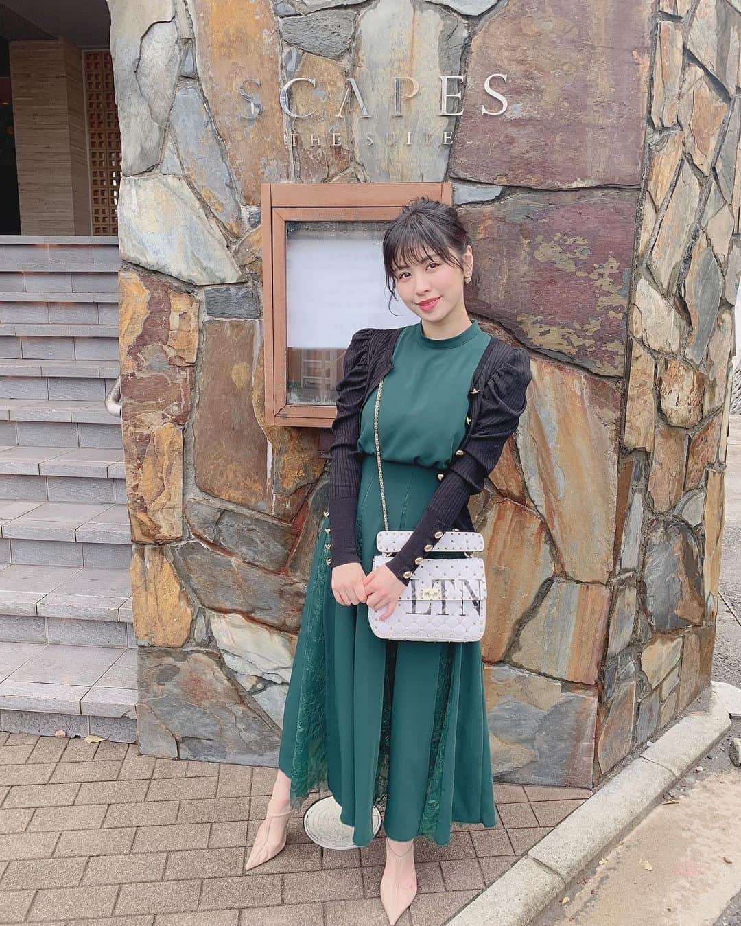 宮下舞花さんのインスタグラム写真 - (宮下舞花Instagram)「結婚式参列の写真がいっぱい…💐 葉山にある、海が見える式場でした💑 . . 実は…高校生の頃仲良しのお友達と、結婚式場でアルバイトしてたことがあって…だから披露宴を創り上げるまでの新郎新婦、そして式場スタッフの想いもわかるからこそ涙と笑顔がいっぱいの空間が素敵で想い出になりました☺️ . . #bag @maisonvalentino  #靴 @zara . . #結婚式お呼ばれドレス#frayid #フレイアイディー #靴#カーディガン#zara」5月29日 17時52分 - maikamaimaika