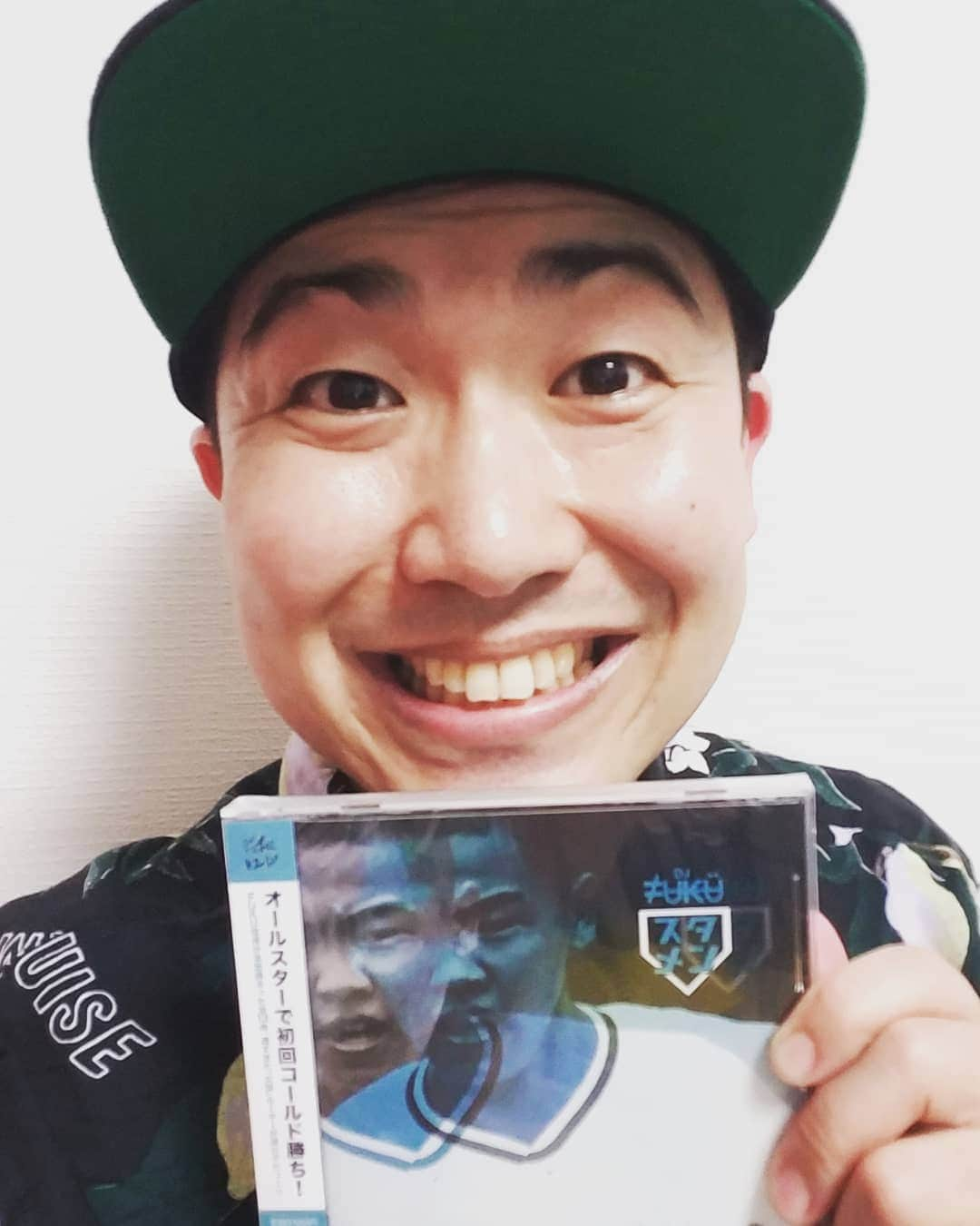 レイチェルさんのインスタグラム写真 - (レイチェルInstagram)「今日は、  仲良しDJ FUKUさんの1stアルバムの発売日！  てことで、さっそくGETして来ましたよ！  なんといっても客演陣が豪華過ぎるから、HIPHOP好きもREGGAE好きも、別にそうでもない人も全員楽しめるヤツ！  フクさん、ホンマに、  リリースおめでとうございマウストゥーマウス！！！😆😆😆😆👍👍👍👍👍🎉🎉🎉🎉🎉✨✨✨✨✨ #djfuku #shingo西成 #般若 #zorn #bes #jun4shot #supercriss #fireball #norikiyo #j_rexxx #r指定  #creepynuts #餓鬼レンジャー #chopstick #卍line #nghead #jaggla #茂千代 #hikingtakase #歩歩 #dabo #tak_z #昭和レコード #スタメン #フクバム#😆✌✨✨✨」5月29日 18時04分 - reiyoshida1230