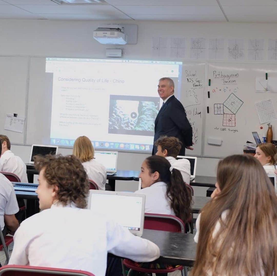 ロイヤル・ファミリーさんのインスタグラム写真 - (ロイヤル・ファミリーInstagram)「On the final day of @hrhthedukeofyork’s #RoyalVisitCanada, HRH officially opened @montcrestschool’s new building in Toronto. The new building includes an art room, science lab, music room and classrooms for all grades.  At @ryerson_u, The Duke met student entrepreuneurs using the university’s experiential learning lab to develop new products. Later, HRH met businesses based at the university’s start-up incubator, @ryerondmz. In the evening, The Duke hosted the first ever #pitchatpalace Canada 1.0, showcasing some of the best entrepreneurial talent from across the country. More on @hrhthedukeofyork! 🇨🇦」5月29日 17時58分 - theroyalfamily