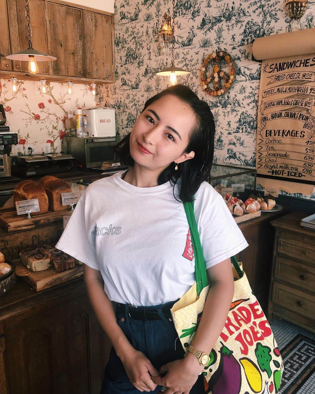 Julia Castroさんのインスタグラム写真 - (Julia CastroInstagram)「大好きなパン屋さんでぱしゃり👯‍♂️ 何と何と名古屋Meetupまで5日を切りました。 そして沢山の方が応募してくれた為第3部公演も決定いたしました❤️ 第3部のチケットあとわずか残っているので落選してしまった方はプロフィールのURLからチケットgetしてね!!!(先着順です) 仙台、福岡、大阪、東京の情報はまた随時SNSでご報告します、お楽しみに♥︎ * #JULIDY #meetup #julidy4thspecialmeetupparty  #fashion #outfit #thelittlebakerytokyo  #spring #summer #tokyo #bakery  #tshirt #tshirtdesign  #イベント #夏 #5代都市 #ツアー #全国 #ミートアップ #2019 #思い出 #近々他にも発表があります #おったのしみに #julifashion」5月29日 17時59分 - julia.c.0209