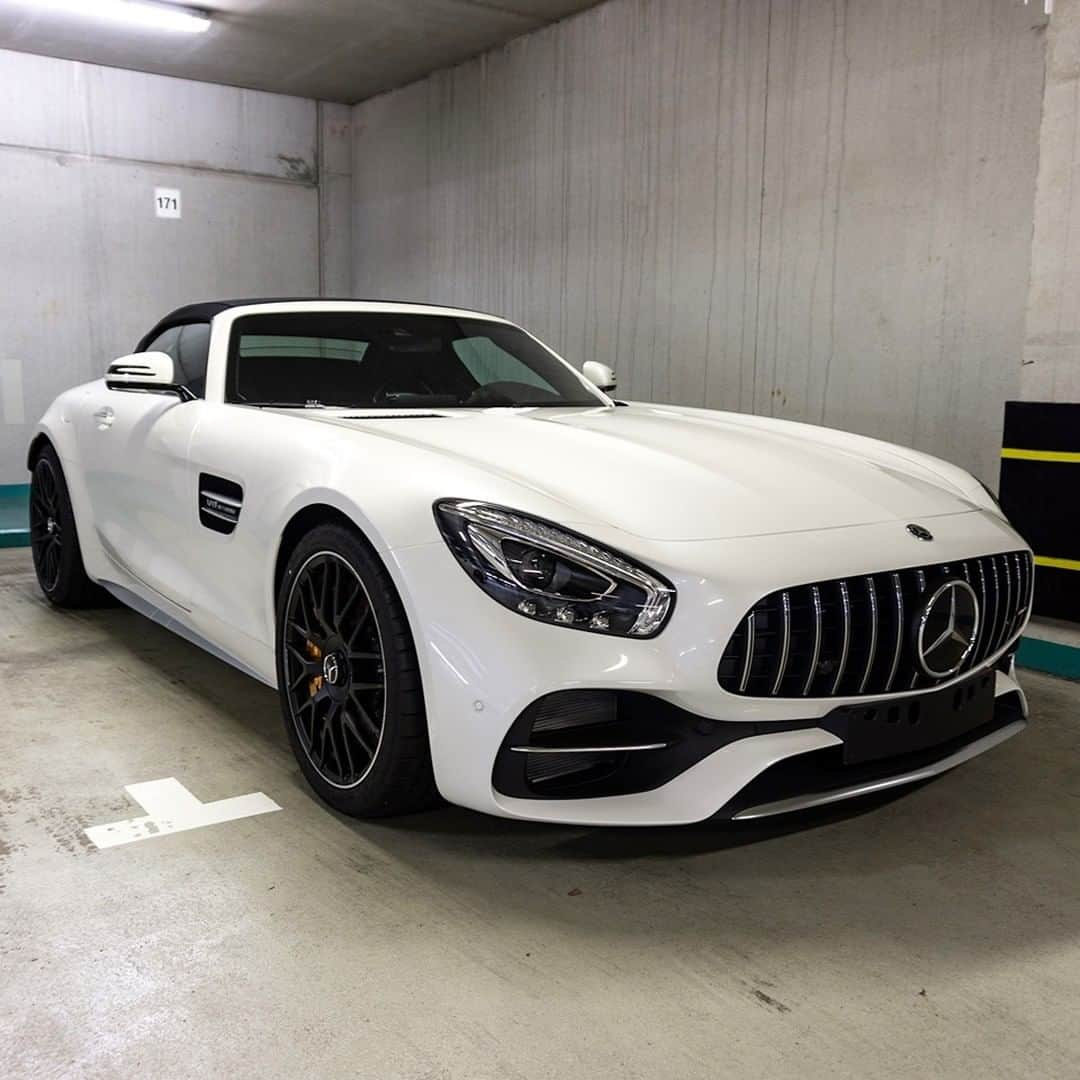 Mercedes AMGさんのインスタグラム写真 - (Mercedes AMGInstagram)「[Mercedes-AMG GT C Roadster | Fuel consumption combined: 12.5 l/100km | CO2 emissions combined: 284 g/km]  Admire while you can, it's hard to keep a Mercedes-AMG stationary for long!  Photo: @mbkundencenter  #MercedesAMG #DrivingPerformance #AMGGTFAMILY #GTC」5月29日 18時00分 - mercedesamg