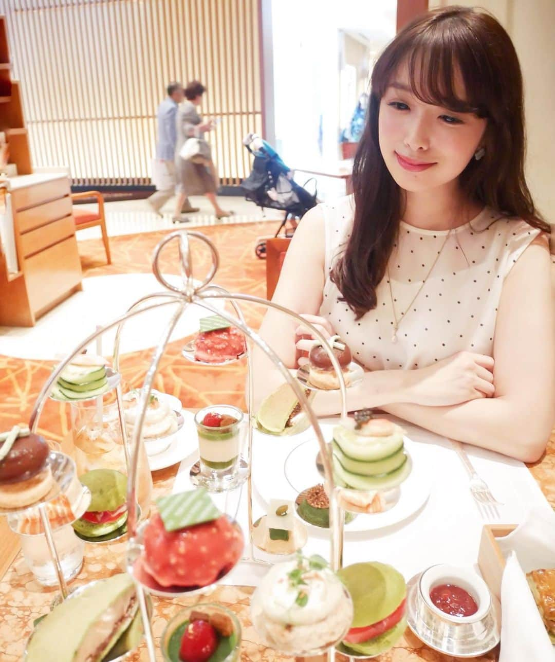 越馬千春さんのインスタグラム写真 - (越馬千春Instagram)「. .  @thepeninsulatokyo の #抹茶アフタヌーンティー へ行ってきました🍵💚 . . 抹茶好きにはたまらない 宇治抹茶を使用した抹茶アフタヌーンティー🍵 . もう一度行きたいくらい❣️ 抹茶セイボリーも美味しかったです💚 . @yukikaneshiro のプチバースデーも 出来て良かったです✨🍰 #peninsula #peninsulahotel #ペニンシュラ東京 #ザロビー #thelobby #peninsulatokyo #アフタヌーンティー#afternoontea #AT #tea #抹茶アフタヌーンティー #抹茶 #maccha #お茶 #抹茶 #抹茶スイーツ #スイーツ#sweets #teatime #sweets #cake #chocolate #dessert #千春の趣味 #女子会 #アフタヌーンティー会 #💚 #🍵」5月29日 18時00分 - chiharukoshiba