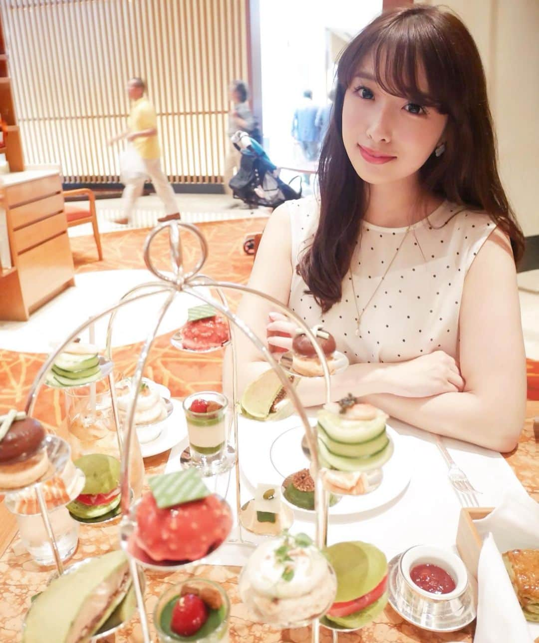 越馬千春さんのインスタグラム写真 - (越馬千春Instagram)「. .  @thepeninsulatokyo の #抹茶アフタヌーンティー へ行ってきました🍵💚 . . 抹茶好きにはたまらない 宇治抹茶を使用した抹茶アフタヌーンティー🍵 . もう一度行きたいくらい❣️ 抹茶セイボリーも美味しかったです💚 . @yukikaneshiro のプチバースデーも 出来て良かったです✨🍰 #peninsula #peninsulahotel #ペニンシュラ東京 #ザロビー #thelobby #peninsulatokyo #アフタヌーンティー#afternoontea #AT #tea #抹茶アフタヌーンティー #抹茶 #maccha #お茶 #抹茶 #抹茶スイーツ #スイーツ#sweets #teatime #sweets #cake #chocolate #dessert #千春の趣味 #女子会 #アフタヌーンティー会 #💚 #🍵」5月29日 18時00分 - chiharukoshiba