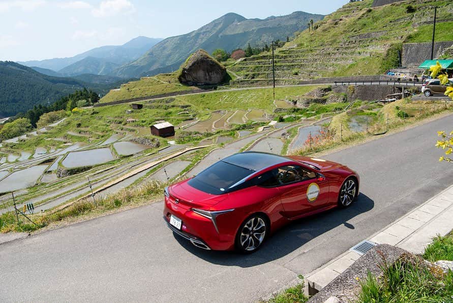 LEXUS / レクサスさんのインスタグラム写真 - (LEXUS / レクサスInstagram)「【クラシックカーの祭典を“体験”】 今年で11回目を迎えたクラシックカー・ラリー・イベントの「La Festa Primavera」が4月19日～22日に開催。今年は、LEXUS LC500が先導車を務め、コース全長およそ1,250kmの距離を4日間かけて走破しました。  プリマヴェーラとはイタリア語で“春”の意味で、秋に開催される姉妹イベントで「La Festa Mille Miglia」と共に、日本を代表するクラシックカー・ラリー・イベントとして広く認知されています。  #レクサス #モータースポーツ #ラフェスタ #ラフェスタプリマヴェラ #クラシックカー #Lexus #LexusLC #LC500 #Lexusjapan #Lexusjp #ExperienceAmazing #MOTORSPORT #lafesta #lafestaprimavera #classiccar #car #cars #drive #driving」5月29日 18時00分 - lexus_jp
