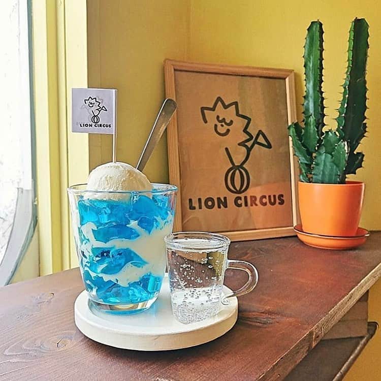 Beaustagrammerさんのインスタグラム写真 - (BeaustagrammerInstagram)「［#cafemiru_大阪］﻿ ——————————————————————﻿ お店丸ごと可愛いカフェ「Lion Circus」﻿🦁🎪 ﻿ ☑︎青空ゼリー　600yen﻿ ﻿ キラキラと輝く青空みたいなゼリーに濃厚なバニラアイスがのった、これからの季節にぴったりなメニュー☁️💙﻿ 別添えのソーダを加えれば、もくもくと雲みたいな泡ができて写真映えも抜群✨﻿ ジメジメとした暑さの日もすっきり爽やかな気分にしてくれそうです🐬💕﻿ ﻿ 🙋🏼‍♀️一緒に行きたい人をコメント欄にタグ付けして誘ってみてください🙋🏼‍♂️﻿﻿ ﻿ ﻿ 📍Lion Circus﻿ ⚪︎住所 / 大阪市大正区 三軒家東1-4-13 TAISHO DOCK 2F﻿ ⚪︎営業時間 / 11:30-17:00（L.O.16:30）﻿ ⚪︎定休日 / 不定休﻿ ⚪︎アクセス / 大正駅より徒歩1分﻿ ﻿ 【cafemiru_Osaka】﻿ 📍Lion Circus﻿ ◎Open Hours /  11:30-17:00（L.O.16:30）﻿ ※irregular holidays﻿ ◎closest station / JR Line「Taisho」﻿ ﻿ ☕️ @lioncircus﻿ 📷 @gaya.sachiko﻿ ——————————————————————﻿ Cafemiruでは「#インスタ探検隊」or「#cafemiru」をタグ付けしているカフェ写真から、運営スタッフが厳選してご紹介しています👀🔍﻿」5月29日 18時00分 - cafemiru.jp