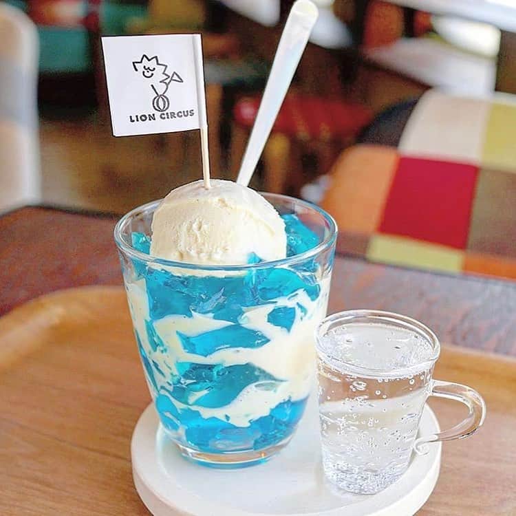 Beaustagrammerさんのインスタグラム写真 - (BeaustagrammerInstagram)「［#cafemiru_大阪］﻿ ——————————————————————﻿ お店丸ごと可愛いカフェ「Lion Circus」﻿🦁🎪 ﻿ ☑︎青空ゼリー　600yen﻿ ﻿ キラキラと輝く青空みたいなゼリーに濃厚なバニラアイスがのった、これからの季節にぴったりなメニュー☁️💙﻿ 別添えのソーダを加えれば、もくもくと雲みたいな泡ができて写真映えも抜群✨﻿ ジメジメとした暑さの日もすっきり爽やかな気分にしてくれそうです🐬💕﻿ ﻿ 🙋🏼‍♀️一緒に行きたい人をコメント欄にタグ付けして誘ってみてください🙋🏼‍♂️﻿﻿ ﻿ ﻿ 📍Lion Circus﻿ ⚪︎住所 / 大阪市大正区 三軒家東1-4-13 TAISHO DOCK 2F﻿ ⚪︎営業時間 / 11:30-17:00（L.O.16:30）﻿ ⚪︎定休日 / 不定休﻿ ⚪︎アクセス / 大正駅より徒歩1分﻿ ﻿ 【cafemiru_Osaka】﻿ 📍Lion Circus﻿ ◎Open Hours /  11:30-17:00（L.O.16:30）﻿ ※irregular holidays﻿ ◎closest station / JR Line「Taisho」﻿ ﻿ ☕️ @lioncircus﻿ 📷 @gaya.sachiko﻿ ——————————————————————﻿ Cafemiruでは「#インスタ探検隊」or「#cafemiru」をタグ付けしているカフェ写真から、運営スタッフが厳選してご紹介しています👀🔍﻿」5月29日 18時00分 - cafemiru.jp