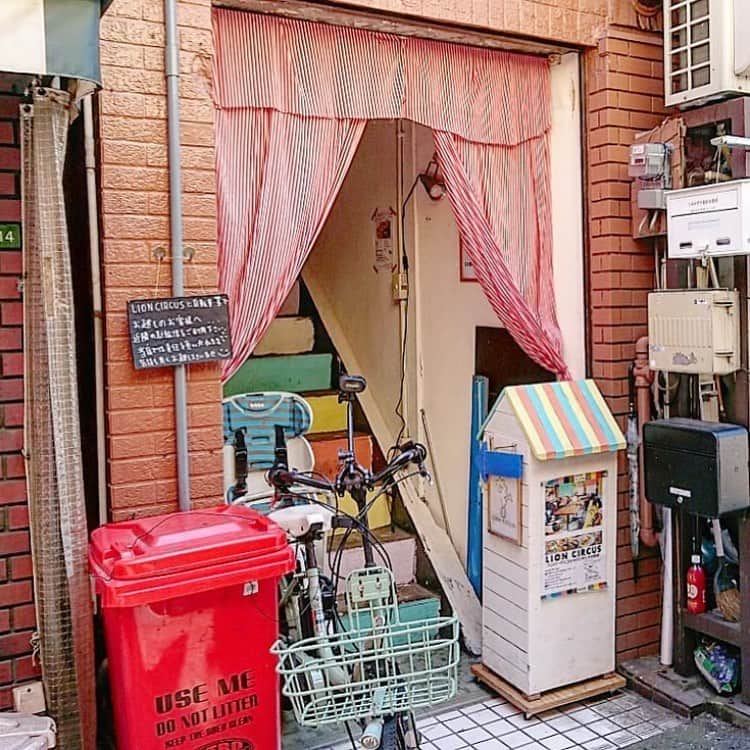 Beaustagrammerさんのインスタグラム写真 - (BeaustagrammerInstagram)「［#cafemiru_大阪］﻿ ——————————————————————﻿ お店丸ごと可愛いカフェ「Lion Circus」﻿🦁🎪 ﻿ ☑︎青空ゼリー　600yen﻿ ﻿ キラキラと輝く青空みたいなゼリーに濃厚なバニラアイスがのった、これからの季節にぴったりなメニュー☁️💙﻿ 別添えのソーダを加えれば、もくもくと雲みたいな泡ができて写真映えも抜群✨﻿ ジメジメとした暑さの日もすっきり爽やかな気分にしてくれそうです🐬💕﻿ ﻿ 🙋🏼‍♀️一緒に行きたい人をコメント欄にタグ付けして誘ってみてください🙋🏼‍♂️﻿﻿ ﻿ ﻿ 📍Lion Circus﻿ ⚪︎住所 / 大阪市大正区 三軒家東1-4-13 TAISHO DOCK 2F﻿ ⚪︎営業時間 / 11:30-17:00（L.O.16:30）﻿ ⚪︎定休日 / 不定休﻿ ⚪︎アクセス / 大正駅より徒歩1分﻿ ﻿ 【cafemiru_Osaka】﻿ 📍Lion Circus﻿ ◎Open Hours /  11:30-17:00（L.O.16:30）﻿ ※irregular holidays﻿ ◎closest station / JR Line「Taisho」﻿ ﻿ ☕️ @lioncircus﻿ 📷 @gaya.sachiko﻿ ——————————————————————﻿ Cafemiruでは「#インスタ探検隊」or「#cafemiru」をタグ付けしているカフェ写真から、運営スタッフが厳選してご紹介しています👀🔍﻿」5月29日 18時00分 - cafemiru.jp