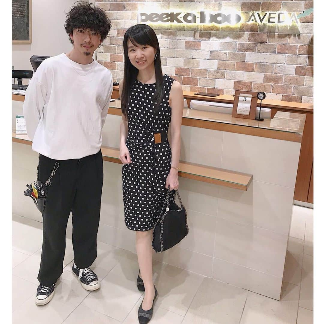 松岡みやびさんのインスタグラム写真 - (松岡みやびInstagram)「#美容院 #peekaboo  #恵比寿 He is my hair stylist. Thank you for your beautiful styling! 10年担当していただいてる トップスタイリストの 大泉直人さんと✨ スポーツ選手や俳優さんのヘアスタイリングを 数多く担当されていらっしゃいます。 @i_am__naoto  茶髪にしてパーマかけてた30代。 黒髪にしてストレートにした40代。 頼まれる仕事の内容も 好きな演奏の表現も 入会する生徒さんのタイプも ガラリと変わった。 #髪 を変えると #人生 が変わる✨ いつも美しいスタイリング ありがとうございます☺️ #ハープ #ミヤビメソード #音楽 #楽器 #心理学 #心理カウンセラー #アート #癒し #miyabimatsuoka #harp #harpist #miyabimethod #art #hairstyle」5月29日 18時01分 - miyabi_matsuoka