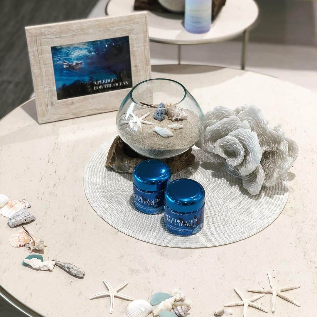 yuu sakuraiさんのインスタグラム写真 - (yuu sakuraiInstagram)「こんばんは☆ : 先日は、ESTEE LAUDER(エスティ ローダー) 系列の〝de la mer〟が10年以上取り組みを続けている 美しい海を守る為の活動 Blue Heartのイベントの #テーブルコーディネート  のお仕事を頂き ご用意頂きました  #貝殻 を使って、 #海 をイメージした空間を演出致しました☆ : 友人の @ayu03290 さんが作成した #キャンドル と珊瑚と海の砂を使用した空間は とても素敵でした！ : 素敵なお仕事を頂きとても嬉しかったです！ 明日30日も、3階建ての建物の 全階のテーブルコーディネート  のお仕事を頂いているので素敵な空間を演出出来るように準備して参ります♪ : #ビーチクリーン  今回のイベントに関わる事でより海を綺麗にしていく事への関心が高まりました。 私も環境保護活動を意識して 活動を進めていきます！ :  #power #food  #happy  #smile #dream  #フードコーディネーター #食育インストラクター #テーブルコーディネーター  #東京 #鯖バーガー #coffee #instagood #tbt #art #fitness #life #healthy #鯖バーガー専門店 #38ism.  #おうちごはん #ハンバーグ #料理 #レシピ」5月29日 18時03分 - food_yuu