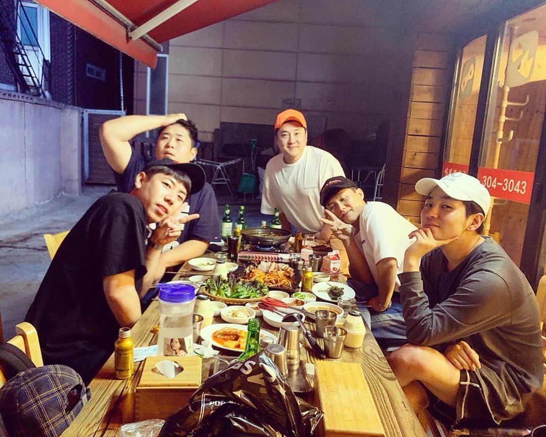 DINDINのインスタグラム：「앞으로 오빠네 라디오 시작하면 술을 안 마실 예정이라 요즘 몰아서 달리는 중...! 조금만 버텨줘 내 간아 🤛🏻 #문세윤 #양세형 #양세찬 #이정수 #딘딘 #매일매일즐거운철이 #💕」