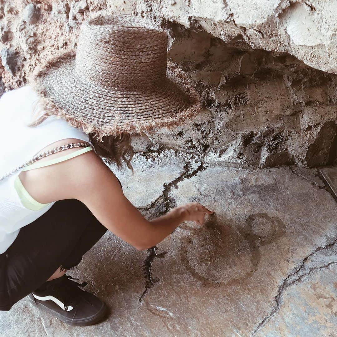高橋菜摘のインスタグラム：「🎨🎨🎨 She is drawing a Mickey_φ(･_･ @okuyamayumi Happy Birthday🖤 📍Disney Sea🏰」
