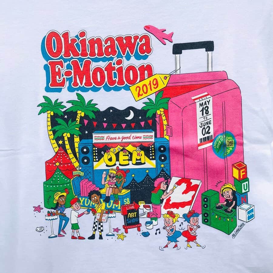 町田宏器さんのインスタグラム写真 - (町田宏器Instagram)「❣️What’s Up❣️ . . @okinawa_emotion のイベントTシャツを購入した人には、 @chico_illustration が写真の上から手描きでデコレーションする券がもらえるらしいよ〜🎉 . . 僕はラッキーながら勝手にモデルになっていました😂💕 うれし〜🤤🤤 . . 詳しくは Ms. Little Chicoまで！ 🔻🔻🔻 @chico_illustration . . . ※写真の文言の私とは @chico_illustration の事ですのでDMはチコにしてねw 僕は宣伝マンですw🙋‍♂️🙋‍♂️ . . . . #mslittlechico #okinawaemotion #オキナワイーモーション #フライングサマー2019 #フライングサマー #asobeach #okinawafoodflea #オキナワフードフレア #cozybeachclub #okinawaevent #沖縄観光 #沖縄イベント #沖縄 #うみそら公園 #波の上ビーチ #art #illustrator #doodle #artgallery #gallerist #zine #popart #makeupboy #makeup #メイク男子 #メイク」5月29日 18時13分 - hirokinawa