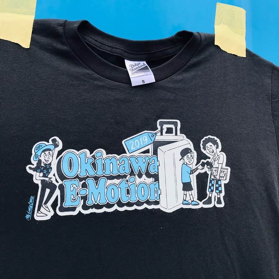 町田宏器さんのインスタグラム写真 - (町田宏器Instagram)「❣️What’s Up❣️ . . @okinawa_emotion のイベントTシャツを購入した人には、 @chico_illustration が写真の上から手描きでデコレーションする券がもらえるらしいよ〜🎉 . . 僕はラッキーながら勝手にモデルになっていました😂💕 うれし〜🤤🤤 . . 詳しくは Ms. Little Chicoまで！ 🔻🔻🔻 @chico_illustration . . . ※写真の文言の私とは @chico_illustration の事ですのでDMはチコにしてねw 僕は宣伝マンですw🙋‍♂️🙋‍♂️ . . . . #mslittlechico #okinawaemotion #オキナワイーモーション #フライングサマー2019 #フライングサマー #asobeach #okinawafoodflea #オキナワフードフレア #cozybeachclub #okinawaevent #沖縄観光 #沖縄イベント #沖縄 #うみそら公園 #波の上ビーチ #art #illustrator #doodle #artgallery #gallerist #zine #popart #makeupboy #makeup #メイク男子 #メイク」5月29日 18時13分 - hirokinawa