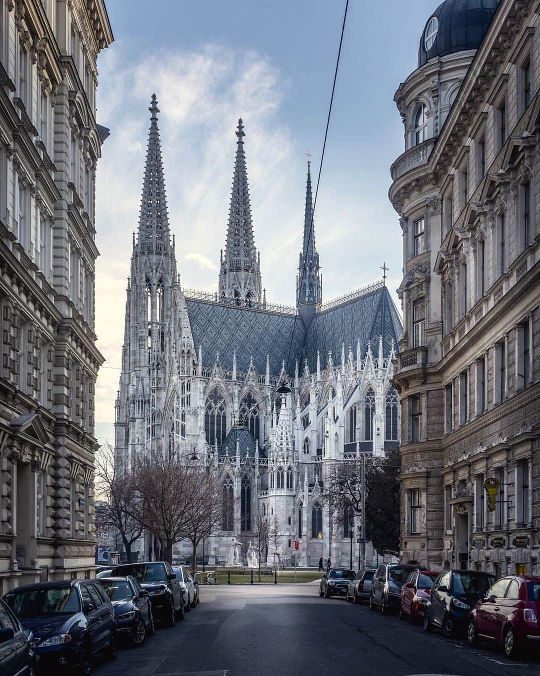 Wien | Viennaさんのインスタグラム写真 - (Wien | ViennaInstagram)「Votive Church is the second-tallest church in Vienna with a height of 99 metres. Construction began in 1856 as a symbol of gratitude for an unsuccessful assassination attempt on Emperor Franz Joseph. Who has already seen it in person? ☔️💕 by @imre_fazekas #ViennaNow」5月29日 18時05分 - viennatouristboard