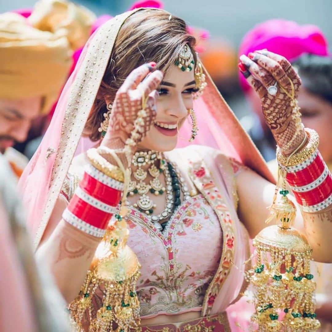 Indianstreetfashionさんのインスタグラム写真 - (IndianstreetfashionInstagram)「This brides pink outfit and radiant smile is all sorts of goals 🌸 #indianstreetfashion  #bridestyle  #bridesofinstagram  #indianwedding  #weddingstyle  #weddinginspo  #couplesgoals  #weddingphotography 📷: @red_veds  #indianjewellery」5月29日 18時06分 - indianstreetfashion