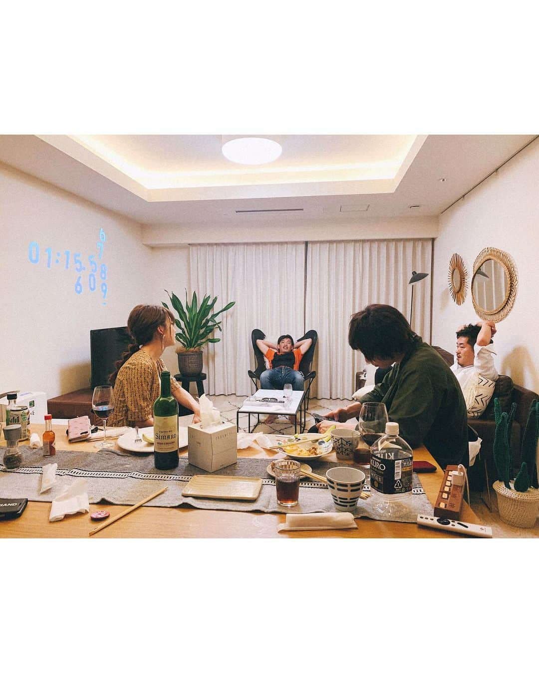 田中里奈さんのインスタグラム写真 - (田中里奈Instagram)「この前の我が家のホムパ！ #小説ぴりから メンバーwith桃ちゃんでのご飯。 堀江シェフ @takapon_jp が和牛フルコースを振舞ってくれました✨ 和牛餃子に始まり、ウニとお肉の握り寿司、サラダ、すき焼き、ローストビーフ、卵がのった麻婆豆腐、カツサンド、カレー、そして最後に絶品ちらし寿司。 全部ほっぺが落ちそうなくらい（表現古っ）美味しかった…！ ぴりからの会はいつも楽しくて、胸もお腹も幸せで満たされる〜〜 こんなステキなつながりのきっかけをくれた圭一さんに心から感謝✨」5月29日 18時06分 - tanakaofficial