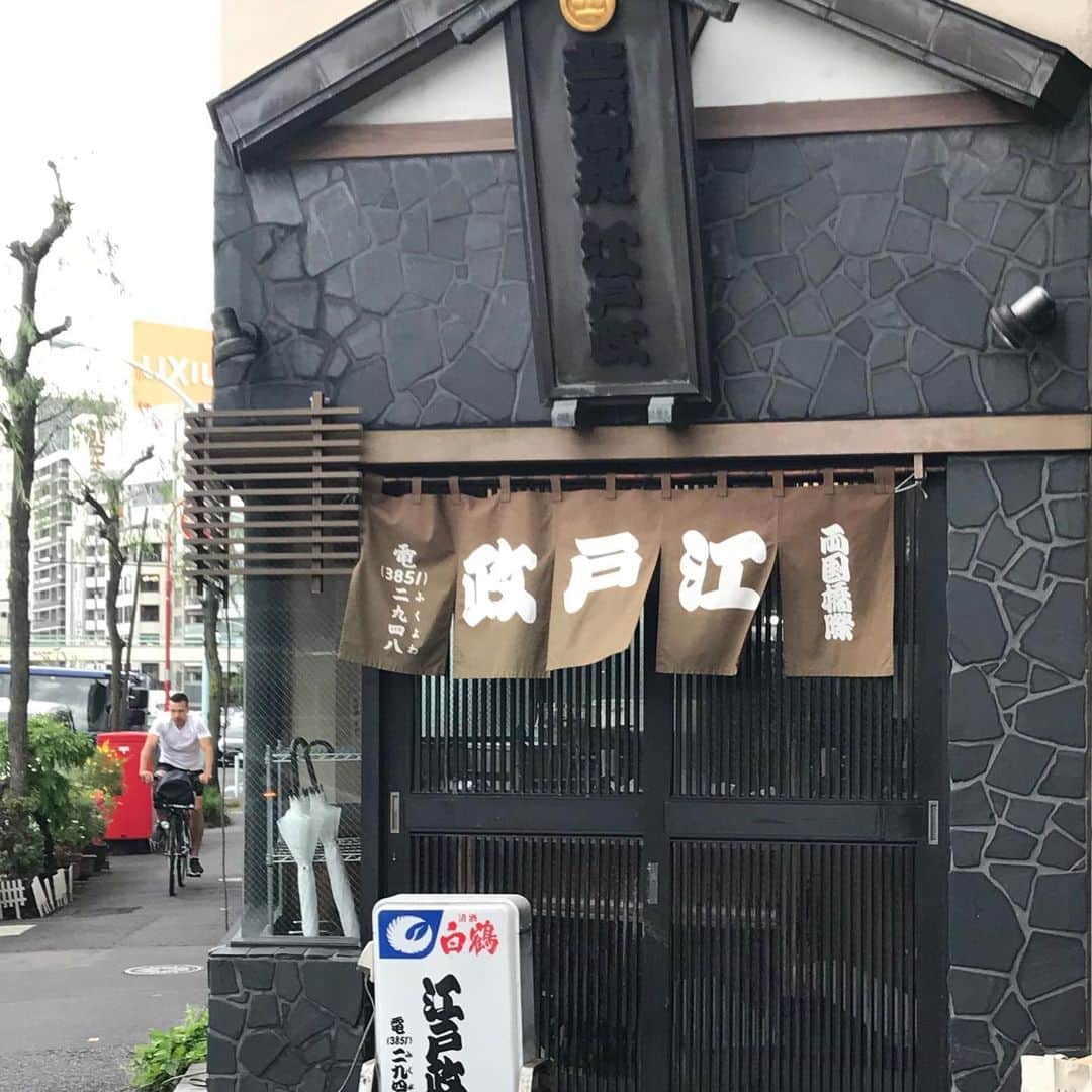 江口寿史さんのインスタグラム写真 - (江口寿史Instagram)「７月からのしもだて美術館での彼女展開催に向けての出力作品の色チェックに、東京の東の方に来た。フレームマンて。なんだか頼りがいありそでカッコええ。 色校終わって、東京新聞社の担当氏に誘われ、両国橋の近くの「江戸政」っていう大変な焼鳥屋で軽く一杯。仕事が待ってるので浅草橋から帰るところなう。なう。なう。」5月29日 18時09分 - egutihisasi