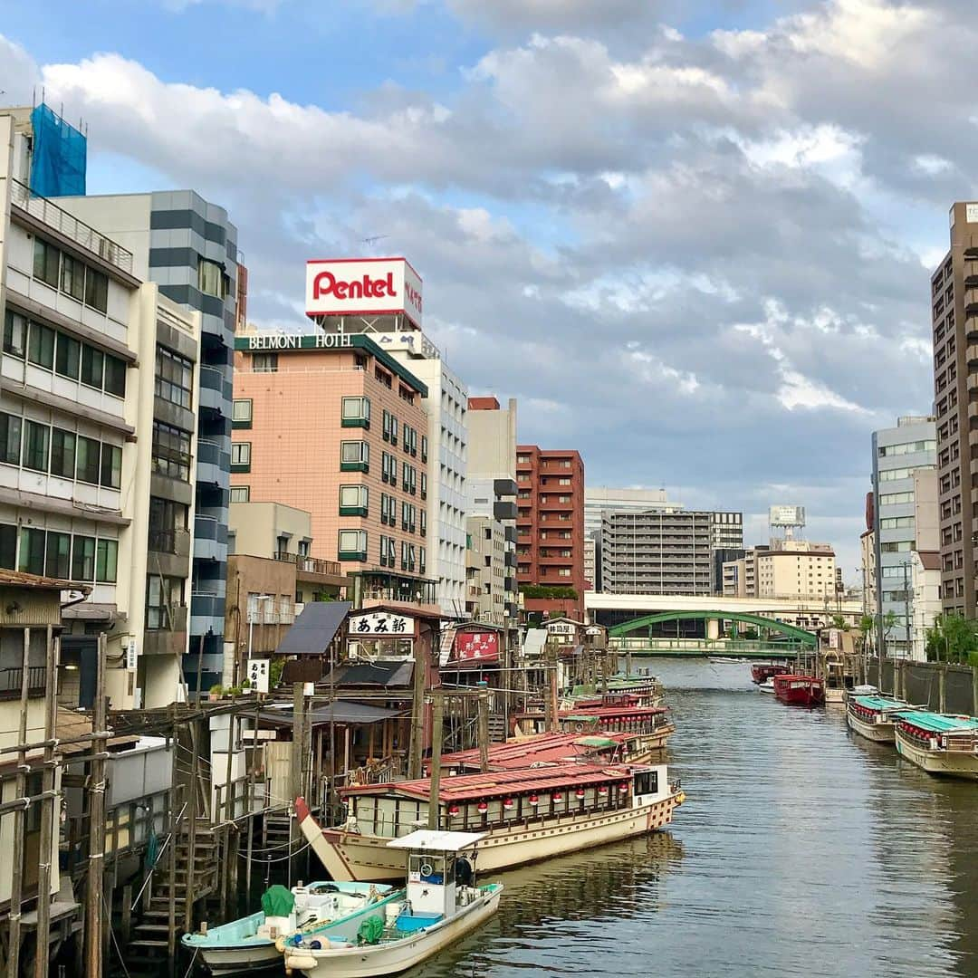 江口寿史さんのインスタグラム写真 - (江口寿史Instagram)「７月からのしもだて美術館での彼女展開催に向けての出力作品の色チェックに、東京の東の方に来た。フレームマンて。なんだか頼りがいありそでカッコええ。 色校終わって、東京新聞社の担当氏に誘われ、両国橋の近くの「江戸政」っていう大変な焼鳥屋で軽く一杯。仕事が待ってるので浅草橋から帰るところなう。なう。なう。」5月29日 18時09分 - egutihisasi