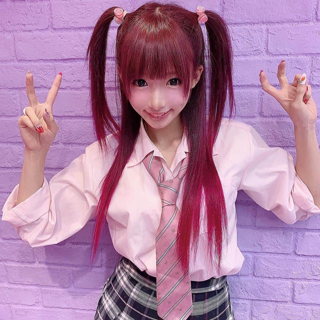 椎名ひかり（ひかりん）さんのインスタグラム写真 - (椎名ひかり（ひかりん）Instagram)「#Candysyrup #きゃんしろ #キャンシロ #原宿 #グラデーションヘアー  #派手髪 ？ #制服コーデ #ハーフツインテ #ツインテール #グラデーション  原宿にあるきゃんしろでカラーしてきました！！！毛先ピンク紫のグラデーションだす！エクステつけなくても地毛これくらいまで伸びたヨーʕʘ‿ʘʔ僕のびるの遅ひから時間かかったな〜💀でもまだまだ足りないからまたエクステつけるヨ！！とりあえず今はコレー！！！一応ブリーチもしたので色落ちも楽しんで逝けるここからどんどんあかるくなあーる  ウドドドドドドドドド」5月29日 18時09分 - pikarin_shiina