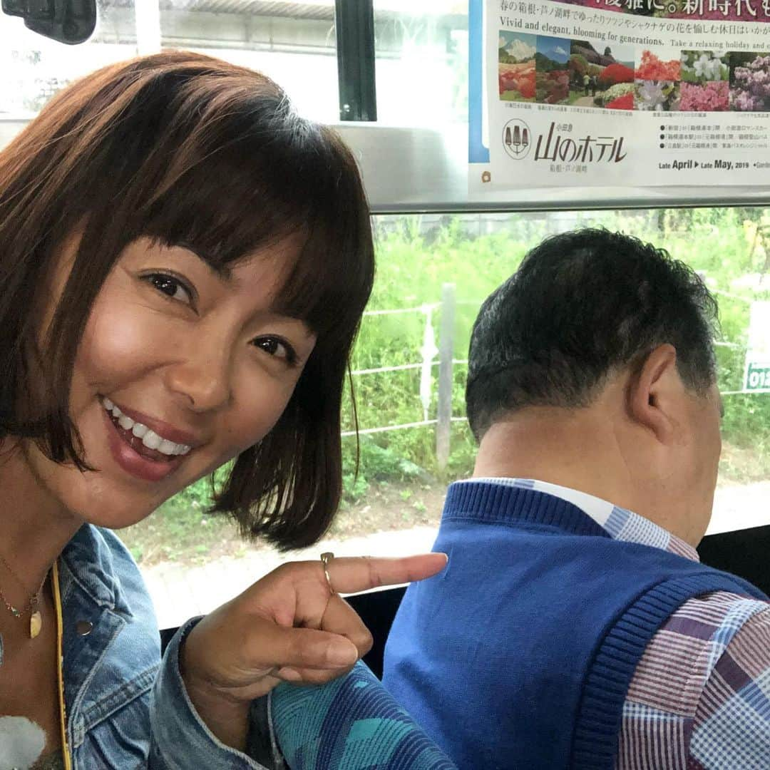 田中律子さんのインスタグラム写真 - (田中律子Instagram)「朝から路線バスで寄り道の旅🚌ロケ。 今日も徳さん安定の爆睡でございます😪背後からの爆睡ショット📷  #路線バスで寄り道の旅  #バス旅🚌  #徳さん安定の爆睡  #バックショット」5月29日 18時14分 - ri2kotanaka