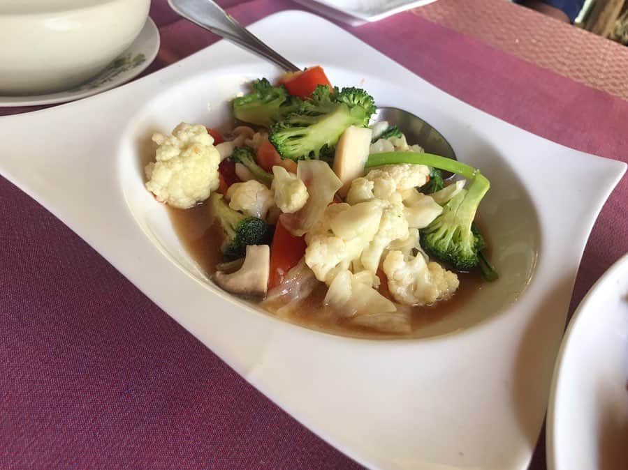 西谷綾子さんのインスタグラム写真 - (西谷綾子Instagram)「✴︎ タイ🇹🇭料理について😋🍽 日刊ゲンダイ♡毎週水曜日📝 「カラダを変える‼︎健康レストラン」 ・ タイで3番目に大きいサムイ島😊 島全体にココナッツの木が生い茂っているので「ココナッツ・アイランド」とも呼ばれています。 ・ サムイ島に滞在している間、タイ料理をめっっちゃ食べていたのに、帰国後、体重が変わっていないっ‼︎😳😳 (載せた写真以外にも食べてます😋) それどころか肌がキメ細やかになり、 化粧のノリがメッチャいい！😍 ・ 読んでね🌟☺️ ・ #タイ料理 #美容 #健康 #食 #food  #thailand #samui #kohsamui #samuiisland #thaifood #อาหารไทย #🇹🇭」5月29日 18時15分 - ayako.nishitani