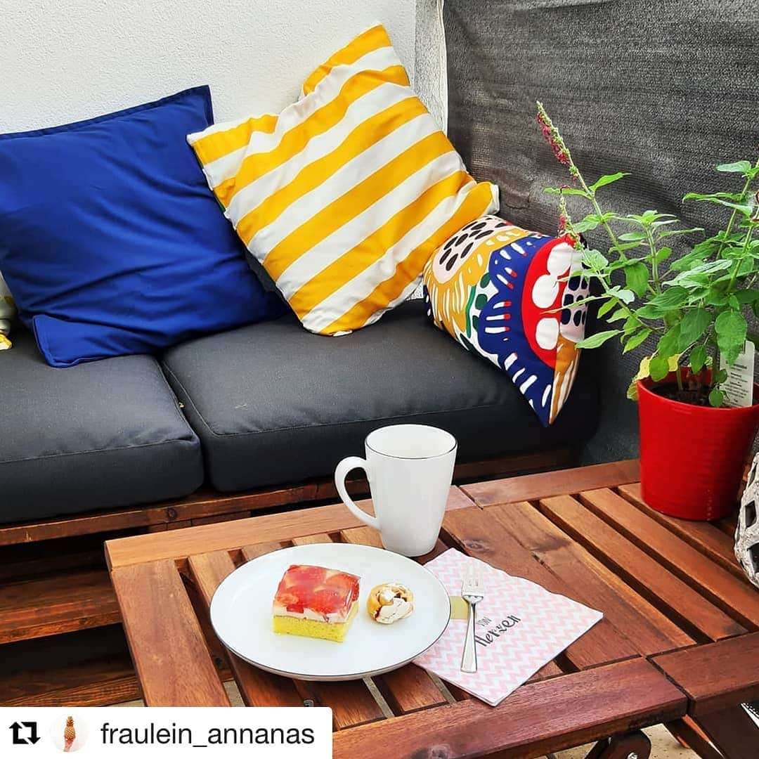 IKEA Austriaさんのインスタグラム写真 - (IKEA AustriaInstagram)「@fraulein_annanas trinkt ihren Nachmittagskaffee gerne auf Balkonien. 😍☕️ Wo genießt du deinen Kaffee am liebsten? #IKEAat #Regram // SOMMAR 2019  Kissenbezug, weiß, gelb gestreift 50x50cm € 4,99」5月29日 18時16分 - ikeaaustria