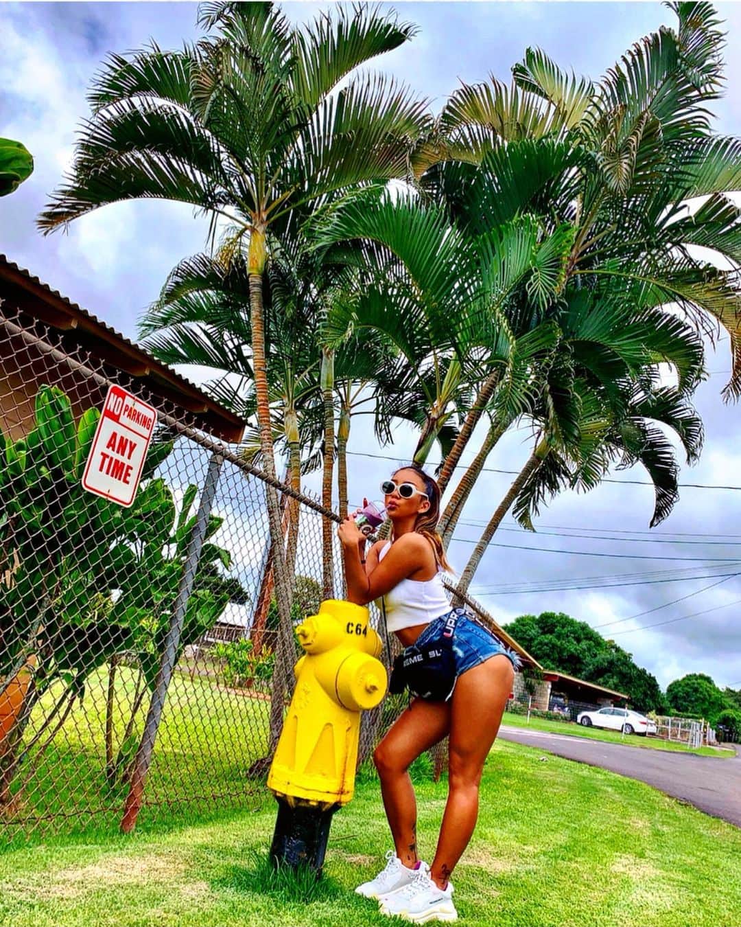 のインスタグラム：「🌴 今月もキレイモで全身つるぴか🤙🏾 もう自己処理なくて楽ちん💛 @kireimo_official #KIREIMO #キレイモ #全身脱毛 #tannedskin #sunkissed #tannedgirl #skincare #japanesegirl #asiangirl  #kogenatsu #焦げNATSU #こげなつ」