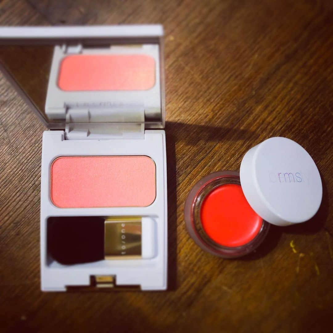 都丸ちよさんのインスタグラム写真 - (都丸ちよInstagram)「orange cheek🍊🧡 . rms beauty リップチーク スマイル . to/one トーンペタルチーク 05 . この組み合わせ可愛すぎる〜 チークは選ばないとシミになるって母から聞いたので、なるべくオーガニック系のもので、洗顔で落ちるのもよき オレンジすきすき🧡 . . #rmsbeauty  #toone  #orange」5月29日 18時18分 - chiyo_tomaru