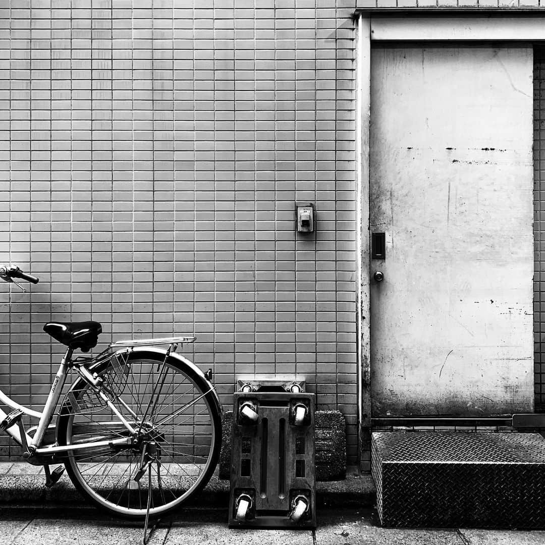 naotakeのインスタグラム：「裏口 - A back door / iPhone XR + Snapseed, 20190530 . . カメラ好きの人と、久しぶりにお会いしてしばし盛り上がる。楽しいひととき。 . . #royalsnappingartists #infamous_family #rsa_main #infinity_photo_cult #2_fineart #jp_gallery #jp_gallery_bnw #trb_bnw #wp_bnw  #bnw_life #bnwlife_member #bnw_life_shots #bnw_captures #world_bnw #top_bnw #team_jp_ #team_jp_モノクロ #ig_energy_bw #ig_nihon #streetphotographybnw #igersjp #blackandwhite #bnw #bnwphoto #monochrome #bw #bnwphotography #ShotOniPhone #shotoniphoneXR」