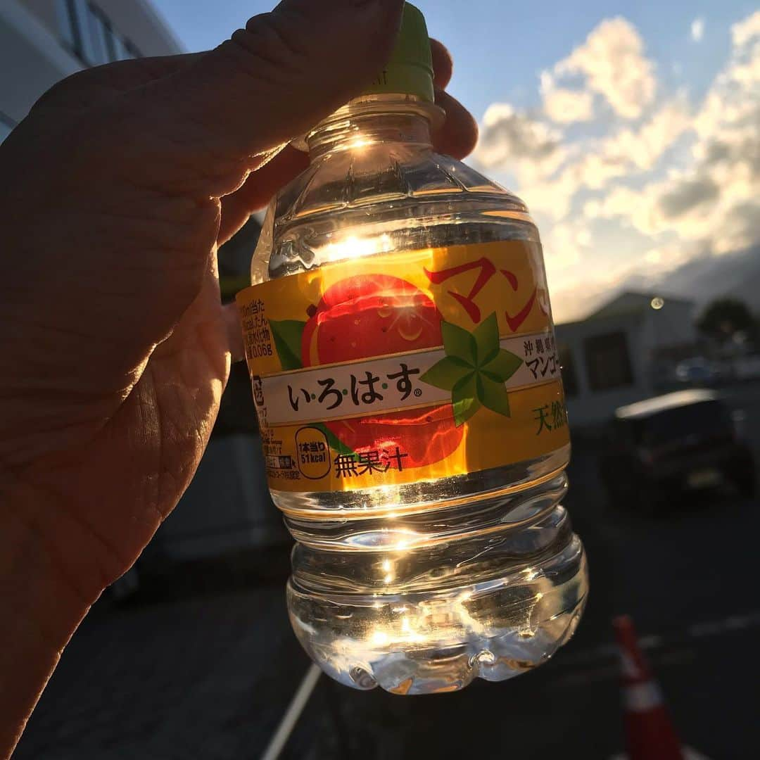 魔女菅原さんのインスタグラム写真 - (魔女菅原Instagram)「いろはすマンゴー🥭、やっと飲めました！いまやカーブス帰りのこの1本のために運動していると言ってもいい。  25分のワークアウトと5分のストレッチでも、月に１回しか来れない時があっても、継続は力でして、  7年前の私よりいまの私の方が好きだと言える。  はー、帰ったらちょっと寝よっかな（笑）。 #魔女菅原  #カーブス7年 #ストレッチ好き」5月29日 18時27分 - hatsuyosugawara