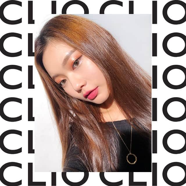 클리오 CLIO officialさんのインスタグラム写真 - (클리오 CLIO officialInstagram)「곰손도 문제 🙅🏻 손으로 쓱쓱 바르면 🍊🍑 단숨에 상큼 시크 #코랄메이크업 완성 ⠀⠀⠀ ✔️ EYE #클리오 #프리즘에어섀도우스파클링 NEW #24만다린코랄 + #26버블크리스탈 ✔️ LIP #매드벨벳틴트 #10레트로레이디 ⠀⠀⠀ #CLIO #prismairshadowsparkling #24mandarincoral #26bubblecrystal #クリオ #プリズムエアシャドウスパークリング ⠀⠀⠀ With Clio prism air shadow sparkling no.24 mandarin coral & no.26 bubble crystal, anyone can make a chic coral makeup. 🍊🍑 (The lips is the mad velvet tint no.10 retro lady)」5月29日 18時38分 - clio_official