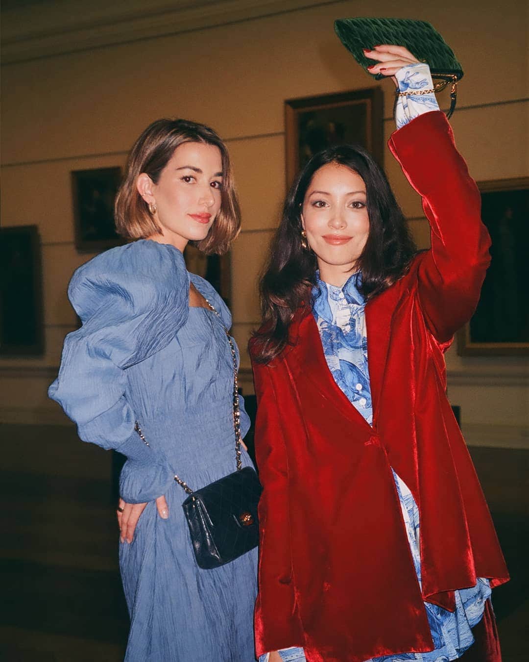 のインスタグラム：「I've always loved shopping unique pre-loved designer pieces, and @vestiaireco has been my go-to for years! So excited that they've officially launched in Australia, which means all Aussies can now shop on the site too! To celebrate, @melaniejarnson and I embarked on a nostalgia-filled treasure hunt around Sydney. See more in my stories! #VestiaireCollectiveAU #VestiaireCollective 📷 @farnozz」