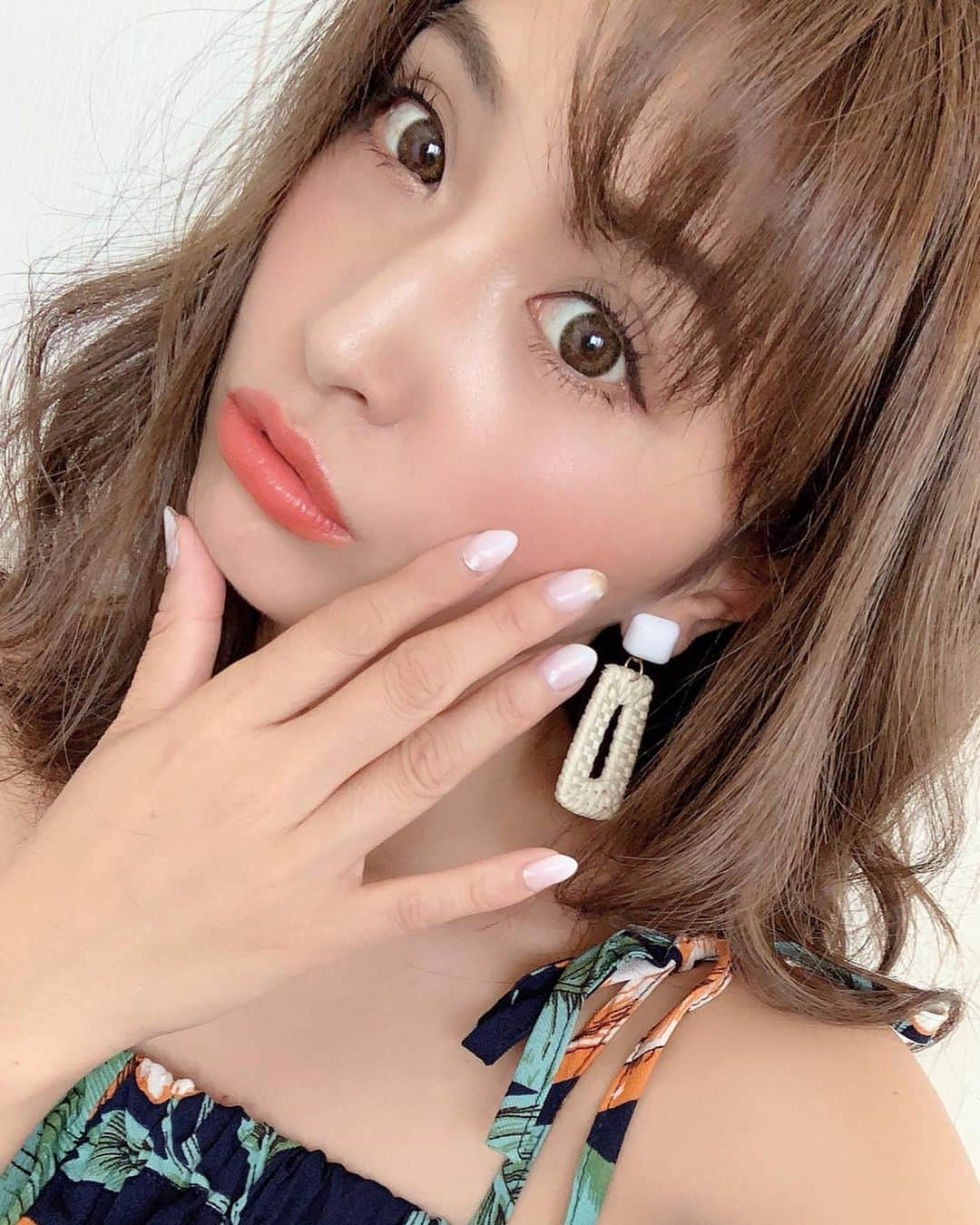 水野佑香さんのインスタグラム写真 - (水野佑香Instagram)「ネイルを変えたよ〜💅✨✨✨﻿ ﻿ ﻿ 透け感のあるホワイトグラデーション💕﻿ ﻿ ﻿ 保護者会や運動会もあるので﻿ 奇抜なデザインネイルはやめようって﻿ 思ってたんだけどやってみたら大正解🥰💕﻿ ﻿ ﻿ ﻿ 夏に向けて柄物やカラフルな洋服着るから﻿ ネイルはシンプルな方がオシャレ💕﻿ (2枚目参照)﻿ ﻿ ﻿ 担当は下川さん☺️﻿ いつも丁寧に仕上げてくれてありがとう✨✨﻿ ﻿ CARRYのジェルネイルは﻿ 他のネイルサロンと比べて持ちがいい💕﻿ ﻿ なかなか通う時間が取れない私にピッタリ‼️﻿ ﻿ ﻿ ﻿ ▼NAIL CARRY▼﻿﻿ 予約の時に『水野祐香のSNSを見た❤️』と言うと﻿お得なクーポンあります💅﻿ ﻿ ✔️同じジェルネイル¥6,700（税抜)﻿ ﻿﻿ ✔️スカルプネイル¥11,700（税抜）﻿﻿ ﻿ ﻿﻿ ❤️クーポン有効期間❤️﻿﻿ 2019年6月22日まで﻿﻿ ﻿﻿ ﻿ お好きなデザインが出来ちゃう！﻿ 【CARRYコースクーポン】﻿ ㅤㅤㅤㅤㅤㅤㅤㅤㅤㅤㅤㅤㅤ﻿ ⭐️SILVERコース⭐️（ワンカラーにストーン10粒〜15粒程度）﻿ •GEL¥5000（税抜）﻿ •スカルプ（Mサイズまで）¥7600（税抜）﻿ ㅤㅤㅤㅤㅤㅤㅤㅤㅤㅤㅤㅤㅤ﻿ ⭐️GOLDコース⭐️（ストーン付け放題、柄4本まで、パーツ2個込）﻿ •GEL¥7980（税抜）﻿ •スカルプ（1枚MAXまで）¥12800（税抜）﻿ ㅤㅤㅤㅤㅤㅤㅤㅤㅤㅤㅤㅤㅤ﻿ ⭐️PLATINAコース⭐️（ストーン付け放題、柄4本まで、パーツ4個込）﻿ •GEL¥9800（税抜）﻿ •スカルプ（2枚MAXまで）¥19800（税抜）﻿ ㅤㅤㅤㅤㅤㅤㅤㅤㅤㅤㅤㅤㅤ﻿ ☎︎池袋店03-3971-7775﻿ ☎︎渋谷店03-5784-9115﻿ ㅤㅤㅤㅤㅤㅤㅤㅤㅤㅤㅤㅤㅤ﻿ ﻿ ﻿﻿ #ネイル #手がきれいに見える﻿ #ジェルネイル #ママネイル ﻿﻿#会社ネイル #ワントーンネイル﻿ #結婚式ネイル #ウェディングネイル ﻿#ホワイトネイル #水野祐香 #model #Editor #youtuber ﻿#director #ワーキングママ #ママ  #ゴングロ三兄弟 #加齢に負けず華麗に生きる﻿﻿」5月29日 18時47分 - mizuno_yuka