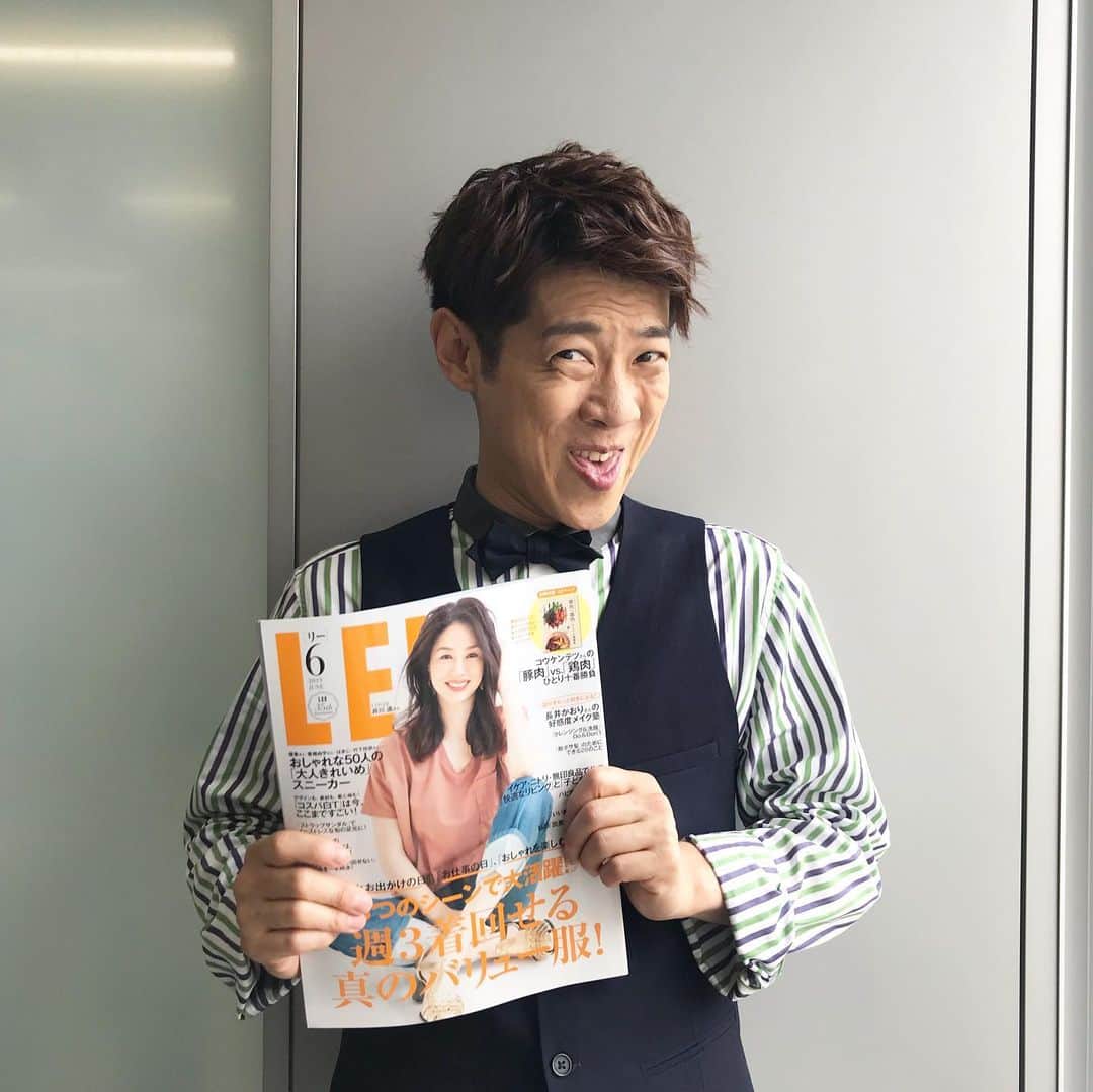 LEEさんのインスタグラム写真 - (LEEInstagram)「だいすけお兄さん再び！  今日は、ニューシングル『ハレルヤルーヤ/愛したい人』を6/26に発売する横山だいすけさんのインタビューへ。 4月号はまじ対談登場の記憶も鮮やかなだいすけお兄さん！（はまじとの振り切ったゴリラ姿は最高でしたよね🦍🦍😂）嬉しい再会となりました。  歌への思いを熱く語っていただいたインタビューは、8月号（7月5日発売）のカルチャーナビに掲載予定！ かっこいい（はずの😂）ポートレートにもご期待くださいね（HT子）  #LEE6月号  を持ってさわやかなスマイルと思ったら #2枚目3枚目😂 #頼んでないのに😂 #変顔最高 #横山だいすけ さん #だいすけお兄さん #ハレルヤルーヤ #愛したいひと #LEE8月号 #magazinelee #はまじのずっと好きでした」5月29日 18時48分 - magazinelee