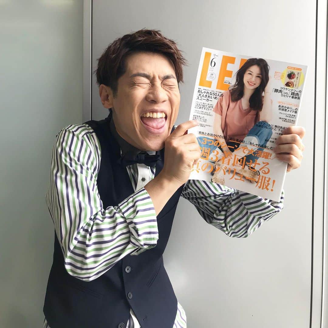 LEEさんのインスタグラム写真 - (LEEInstagram)「だいすけお兄さん再び！  今日は、ニューシングル『ハレルヤルーヤ/愛したい人』を6/26に発売する横山だいすけさんのインタビューへ。 4月号はまじ対談登場の記憶も鮮やかなだいすけお兄さん！（はまじとの振り切ったゴリラ姿は最高でしたよね🦍🦍😂）嬉しい再会となりました。  歌への思いを熱く語っていただいたインタビューは、8月号（7月5日発売）のカルチャーナビに掲載予定！ かっこいい（はずの😂）ポートレートにもご期待くださいね（HT子）  #LEE6月号  を持ってさわやかなスマイルと思ったら #2枚目3枚目😂 #頼んでないのに😂 #変顔最高 #横山だいすけ さん #だいすけお兄さん #ハレルヤルーヤ #愛したいひと #LEE8月号 #magazinelee #はまじのずっと好きでした」5月29日 18時48分 - magazinelee