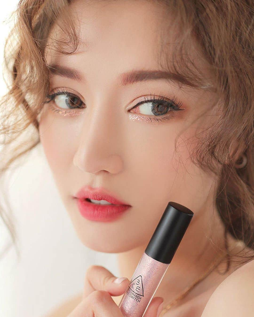 3CE Official Instagramさんのインスタグラム写真 - (3CE Official InstagramInstagram)「3CE EYE SWITCH #PETAL 반짝반짝 눈가까지 청순함 가득 채워줄 몽환적인 글리터💫 #3ce #3ceeyeswitch #glittermakeup」5月29日 18時44分 - 3ce_official