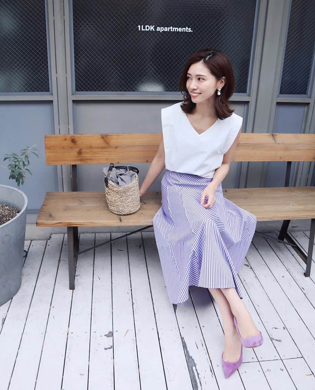 石黒美帆さんのインスタグラム写真 - (石黒美帆Instagram)「* * 先日のコーデ tops#qualite skirt#sono pumps#tsurubymarikooikawa  bag#titivate * 一目惚れした @sono_official のスカート💓 ストライプが切り替えになっていて、もう相変わらず可愛いです😂 * * そんなお気に入りの洋服を着て お気に入りの香りを纏って とりあえず出掛けよう！！✨ * みたいな時間て素敵だなぁと思うのですが、最近発売されたばかりの @andand_official_jp のシャンプー&トリートメントは、お洋服をコーディネートするように、デザインや香りを色々組み合わせられるんです😍 * 3種類ずつある香りの中から私が選んだのは ✔︎気ままに(ティーハーモニーの香り) ✔︎思いたつ(スパイシームスクの香り) * パッケージも可愛いし、特にこのスパイシームスクの香りが好きすぎる…❤️ 違う組み合わせにすると、洗い上がりの香りも変わるから楽しいですよね☺️☺️ * この"気ままに思いたつ"をイメージして、そんな日に付けたい、ロジェガレのパフュームも選んでみました◟̆◞̆ * * #fashion#fashionstyle#fashiongram#outfit#ootd#instafashion#andand_pr#haircare#beauty#andand#andandコーデ#ファッション#アンドアンド#シャンプー#シャンプーマニア#ムスク#美容#ヘアケア#ロジェガレ#新発売」5月29日 18時46分 - miho_ishiguro