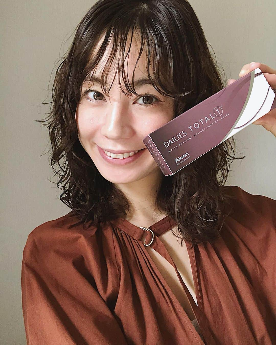 伊藤沙織さんのインスタグラム写真 - (伊藤沙織Instagram)「コンタクト歴15年。。。朝から晩までコンタクトをつけっぱなしなんて毎日😌いつもなら夕方には目がゴロゴロする感じがあったけど、デイリーズトータルワンを使い始めてからは目の不快感を感じなくて気分が上がります🙌💕これでお仕事も集中力がアップして夜まで頑張れる📚💻✨✨ . #生感覚レンズ #デイリーズトータルワン」5月29日 18時46分 - saori__ito