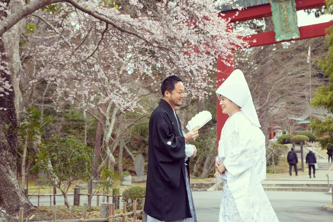 結婚式場　仙台 パレスへいあんさんのインスタグラム写真 - (結婚式場　仙台 パレスへいあんInstagram)「. 沢山の笑顔を見るために おふたりに寄り添う 式場でありたい。 . #wedding#weddingphoto#weddingceremony#weddingparty#photowedding #パレスへいあん#仙台#宮城#仙台式場#和婚#令和婚#神社#神社婚#塩竈神社#白無垢#紋付#綿帽子#おふたりの#大切#な#場所#を#教えてください#2019夏婚#2019秋婚#プレ花嫁#卒花嫁#卒花#全国のプレ花嫁さんと繋がりたい」5月29日 18時46分 - palace.heian