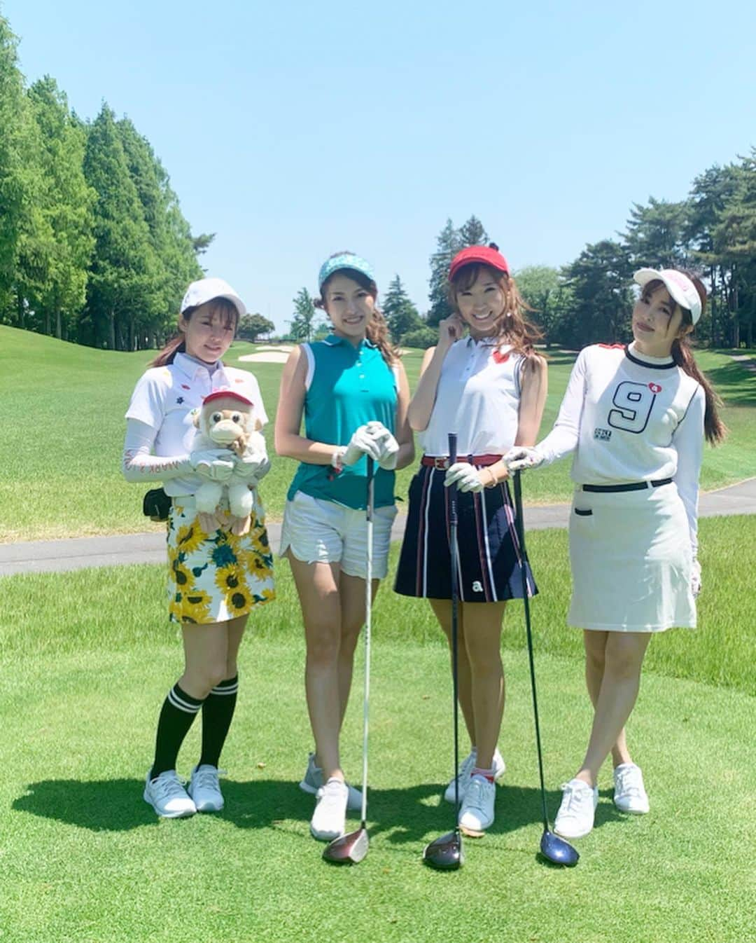 板橋瑠美さんのインスタグラム写真 - (板橋瑠美Instagram)「2回目のコースへ⛳️﻿♡ ﻿ 白が大好きな私♡﻿ 今回は アルチビオの前身ホワイトコーデでっ💜﻿ ﻿ JGTOアンバサダーメンバーと、﻿ ６月に開催される大会の会場である宍戸ヒルズへラウンドしてきました✨﻿ ﻿ みんなでいくとワイワイ楽しいし、﻿ ナイショー！って盛り上げてくれるから﻿ 頑張れちゃう💓w﻿ ﻿ 2回目のコースは、﻿ 前回のデビューで超えられなかった池も超えられたり、﻿ あとちょっとでワンオンができそうだったり、﻿ 1回目より少し成長できました♡﻿ ﻿ ﻿ 嬉しいなぁ♡♡﻿ ﻿ ラフも大会用に﻿ 難しくする為にフサフサに生やしてあって﻿ ﻿ 前回よりもラフが難しすぎました。w﻿ 初心者の私にはかなりの苦戦ゾーンでした、w ﻿ ﻿ 私、人生で2回目で、プロ仕様のラフの難しさを体験するなんて、ありがたい事です！﻿ ﻿ 前回より少し多く終わっちゃいましたが、自分的に成長できた点があったのでそれでよし💜﻿ ﻿ もっと練習したい！って思えました^ ^﻿ #JGTO のおかげです！ ﻿ ﻿ 6/6.7.8.9  四日間の  #日本ゴルフツアー選手権  までもうすぐ！！﻿ ﻿ 私達もまた大会前にラウンドへ行きます！楽しみだ♡﻿ ﻿ バスツアーもあるので是非熱烈な戦いを観に来てください♡﻿ #宍戸ヒルズ へお待ちしております！！ #ゴルフデビューデサント #日本ゴルフツアー選手権SNSアンバサダー」5月29日 18時50分 - rumi_official_0616