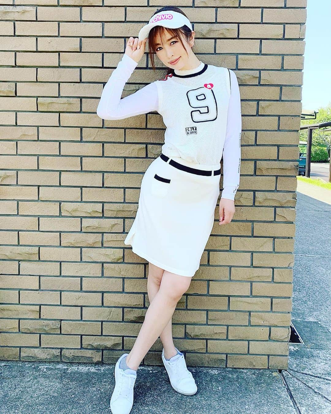 板橋瑠美さんのインスタグラム写真 - (板橋瑠美Instagram)「2回目のコースへ⛳️﻿♡ ﻿ 白が大好きな私♡﻿ 今回は アルチビオの前身ホワイトコーデでっ💜﻿ ﻿ JGTOアンバサダーメンバーと、﻿ ６月に開催される大会の会場である宍戸ヒルズへラウンドしてきました✨﻿ ﻿ みんなでいくとワイワイ楽しいし、﻿ ナイショー！って盛り上げてくれるから﻿ 頑張れちゃう💓w﻿ ﻿ 2回目のコースは、﻿ 前回のデビューで超えられなかった池も超えられたり、﻿ あとちょっとでワンオンができそうだったり、﻿ 1回目より少し成長できました♡﻿ ﻿ ﻿ 嬉しいなぁ♡♡﻿ ﻿ ラフも大会用に﻿ 難しくする為にフサフサに生やしてあって﻿ ﻿ 前回よりもラフが難しすぎました。w﻿ 初心者の私にはかなりの苦戦ゾーンでした、w ﻿ ﻿ 私、人生で2回目で、プロ仕様のラフの難しさを体験するなんて、ありがたい事です！﻿ ﻿ 前回より少し多く終わっちゃいましたが、自分的に成長できた点があったのでそれでよし💜﻿ ﻿ もっと練習したい！って思えました^ ^﻿ #JGTO のおかげです！ ﻿ ﻿ 6/6.7.8.9  四日間の  #日本ゴルフツアー選手権  までもうすぐ！！﻿ ﻿ 私達もまた大会前にラウンドへ行きます！楽しみだ♡﻿ ﻿ バスツアーもあるので是非熱烈な戦いを観に来てください♡﻿ #宍戸ヒルズ へお待ちしております！！ #ゴルフデビューデサント #日本ゴルフツアー選手権SNSアンバサダー」5月29日 18時50分 - rumi_official_0616