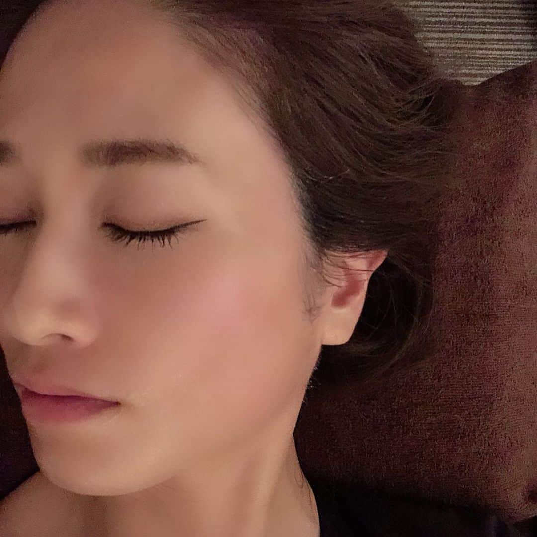 KAORI.OMURA 大村香織さんのインスタグラム写真 - (KAORI.OMURA 大村香織Instagram)「今日はヘイフンテラスにランチに来ました☺︎ ・ 髪の毛はまとめ髪✨ ・ 久々に @mima_medical_esthe  で小顔矯正を受けたのでスッキリしたかな？と☺︎ ・ 施術の始めは少しだけ痛いですが全然大丈夫なのでご安心を✨ ・ 手で矯正した後はキャビテーションを顔にかけて脂肪を溶かし、流します。 ・ 私は左右のバランスが違うのですが、施術が終わったらスッキリと整っていました✨ ・ 首や肩のリンパも流していただけてパックまでついている60分コースがおススメですが、慢性肩凝りの私はクイックコースも気になります！ ・ しばらく通ってみようと思います☺︎ ・ #小顔矯正#小顔#フェイスライン#美容好き#美容#美容好きな人と繋がりたい #リンパ#アラフォー#アラフォー美容#赤坂#綺麗になりたい #美馬メディカルエステ #小顔Labo #赤坂5丁目#ペニンシュラ#ヘイフンテラス#ホテルランチ#お誕生日会」5月29日 18時54分 - kaori.omura