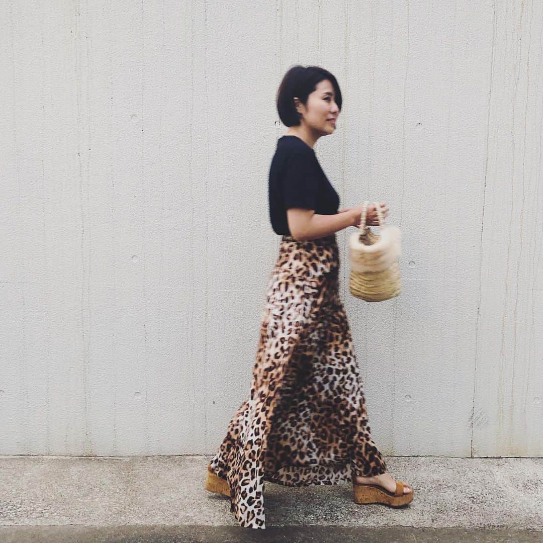 望月律子さんのインスタグラム写真 - (望月律子Instagram)「ヒラヒラと☺︎❤︎ 歩くのが楽しくなるスカート。 トップスをインにする時はマキシ丈で、アウトにする時はウエストをクルクル巻き上げて好きな丈で履いています☺︎ #レオパード #強そうでいて女っぽい」5月29日 18時54分 - ritsukomochizuki