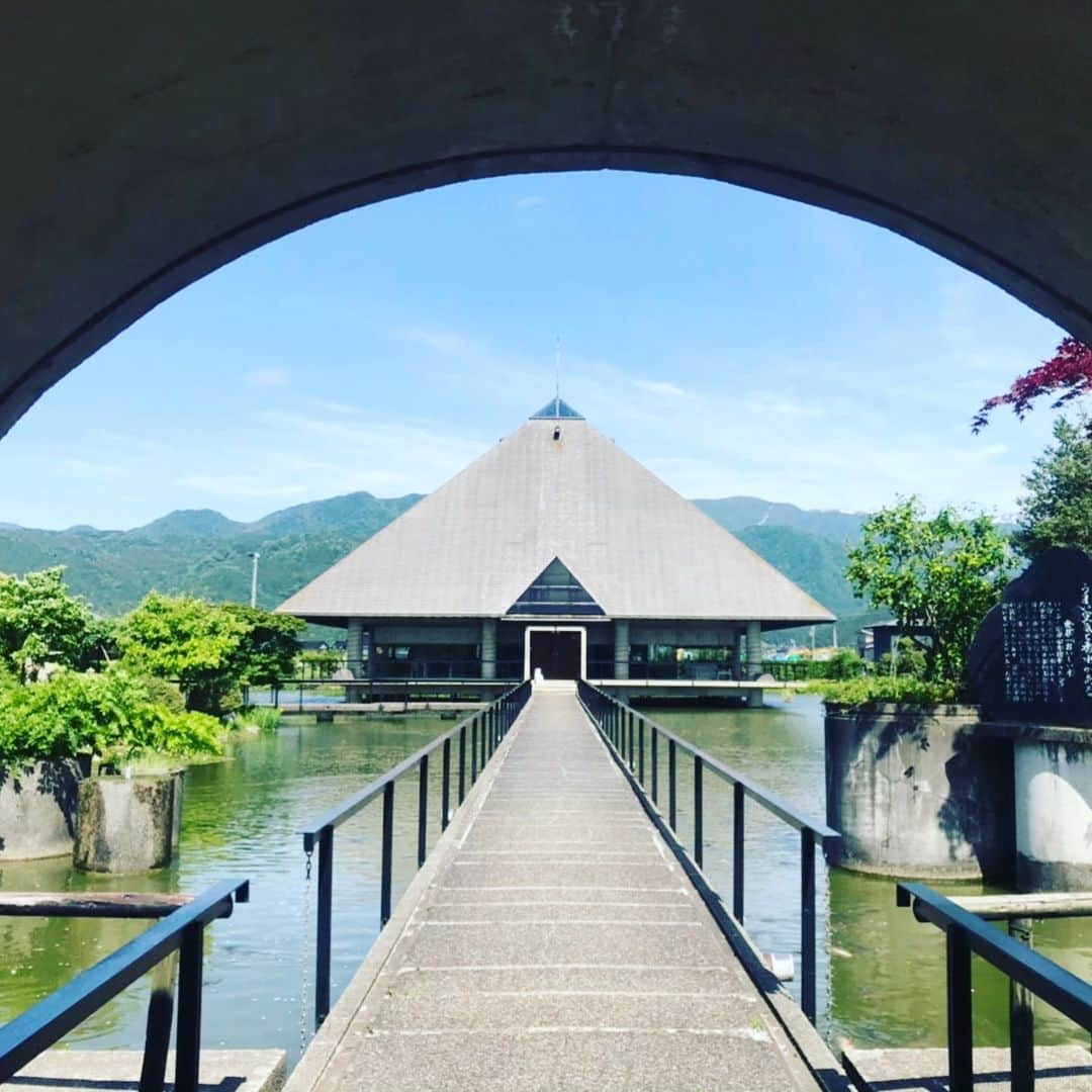 山内マリコさんのインスタグラム写真 - (山内マリコInstagram)「FMとやまで放送中の「山内マリコのオッケイトーク🥰」、いつもはわたしの１人トークと、富山にゆかりのあるイカしてる女性をお迎えしてトークするゲストコーナーという２部✌️構成なのですが、金曜日が５回ある月だけはスペシャルで、富山✨ダイハツ✨さんから試乗車をお借りして、県内のあちこちにドライブ小旅行😎をする超楽しい企画「ダイハツ号でGO!!!」をやってまーす💕 5月31日の放送に向けて、朝日町の宮崎海岸a.k.a.ヒスイ海岸で、ヒスイ探しに行ってきました〜。石探し楽しい‼️ また行きたい🥺 そして入善町の不動堂遺跡＆県内最インスタ映えスポットでもある百河豚（いっぷく）美術館にも足を伸ばしました〜🚗 最長ドライブ記録かも🥰  金曜11時30分から放送中です〜💕 放送開始から丸４年、６月からは５年目に突入㊗️ 選曲にも地味に力入れてるのでぜひ聴いてくださーい😘😘😘」5月29日 18時55分 - yamauchi_mariko