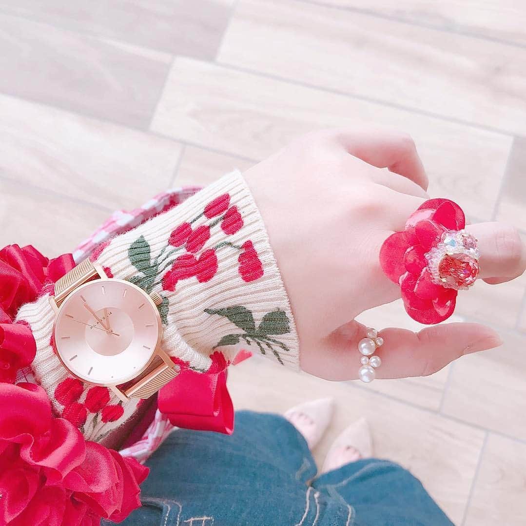 ururua【公式】さんのインスタグラム写真 - (ururua【公式】Instagram)「手元は女性らしさを表すパーツの一つ。﻿ ﻿ ﻿ 艶やかな私の手に赤色の花を咲かせてみたら、ちょっぴり気持ちが明るくなった🌺 ﻿ 何気ない毎日に彩りを加えてみて🌷﻿ ﻿ Photo by @miiannnnn﻿ ﻿ ﻿ #ウルルア#ウルルア美容オイルinハンドウォッシュ #ururua#牛乳石鹸#ハンドウォッシュ#ハンドソープ#美容オイル#花柄#お出かけコーデ#綺麗めコーデ#今日のコーデ#アクセサリー#コーディネート#清楚コーデ#ファッション#お洒落女子#女子力向上委員会#大人女子#大人可愛い#必需品#うるおい#指先美人#手元美人#手元倶楽部#手元くら部#ハンドケア#お洒落さんと繋がりたい#おしゃれさんと繋がりたい#服好きな人と繋がりたい#おしゃれな暮らし」5月29日 18時55分 - ururua_official